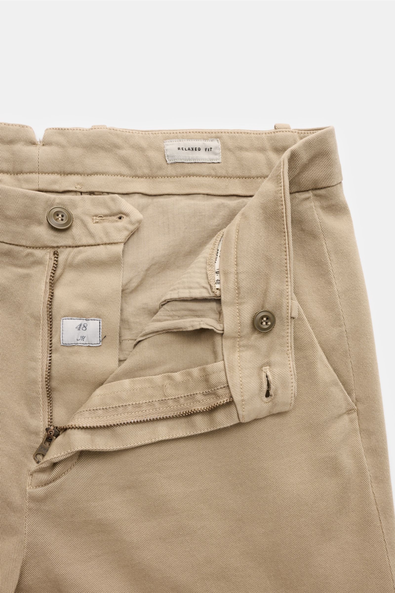 Mason's Chino 'Boston Style' taupe, Nahaufnahme von vorne mit offenem Zip Fly und Bundknopf, Twill aus Baumwolle, leicht elastisch, weicher Griff, garment dyed, Regular Fit, leicht schmal zulaufend.