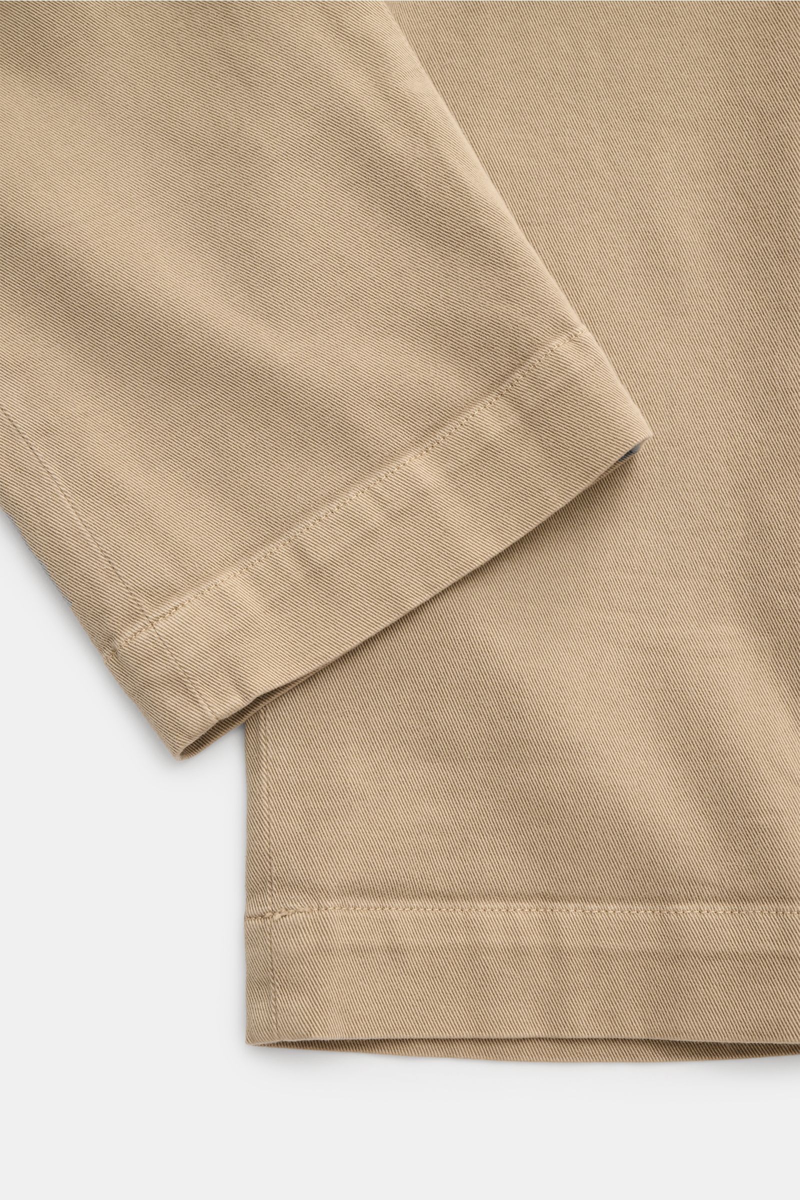 Nahaufnahme der Hose Mason's Chino 'Boston Style' taupe aus Baumwoll-Twill mit weichem Griff, Regular Fit, Zip Fly, Bundknopf und Taschen.