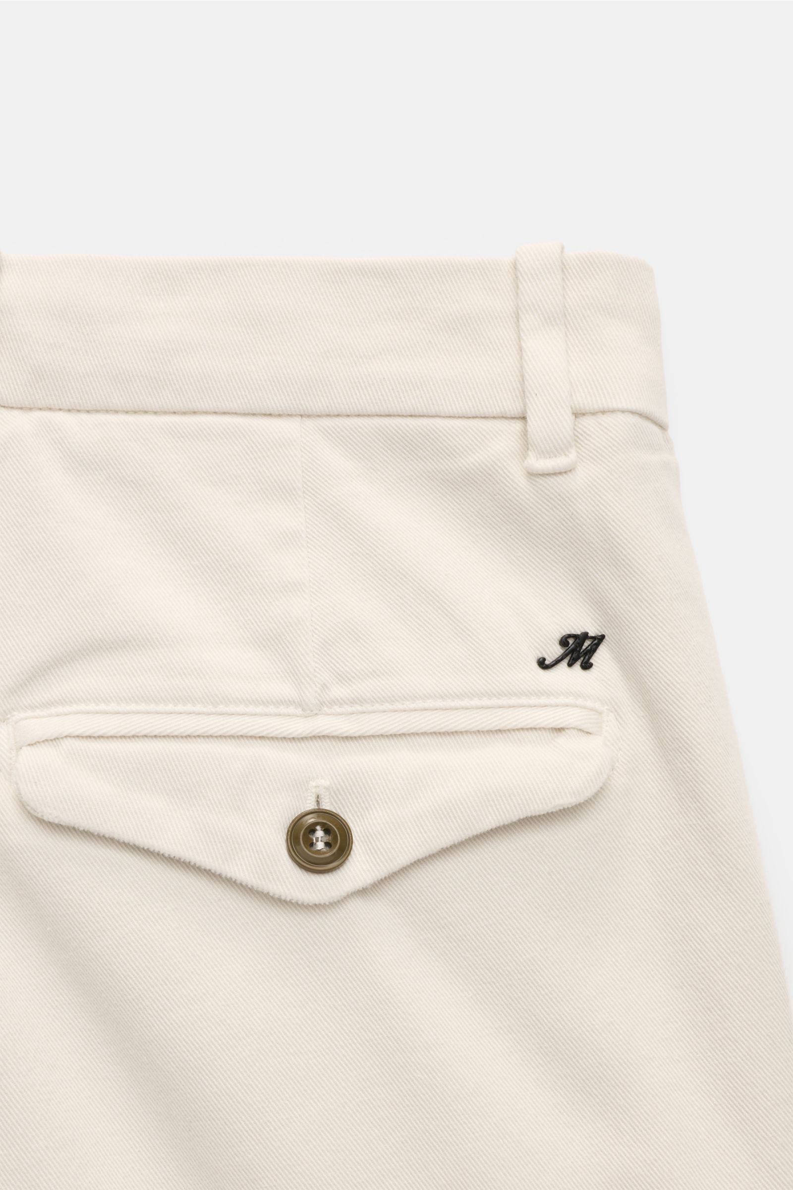 Mason's Chino 'Boston Style' sand, Detailaufnahme von hinten oben, Twill aus Baumwolle, leicht elastisch, weicher Griff, garment dyed, Regular Fit, schmal, Zip Fly, Bundknopf, französische Taschen, kleine Münztasche, Gesäßtaschen mit geknöpfter Patte.