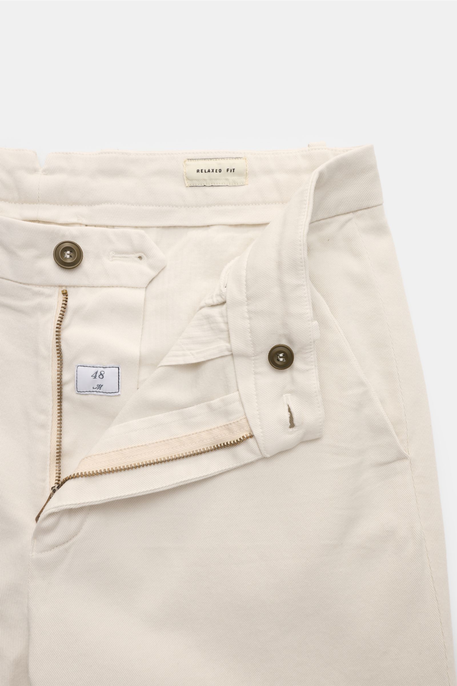 Mason's Chino 'Boston Style' sand, Twill aus Baumwolle, leicht elastisch, weicher Griff, garment dyed, Regular Fit, schmal zulaufend, Zip Fly, Bundknopf, französische Taschen, Münztasche, Gesäßtaschen mit geknöpfter Patte, Nahaufnahme von vorne.