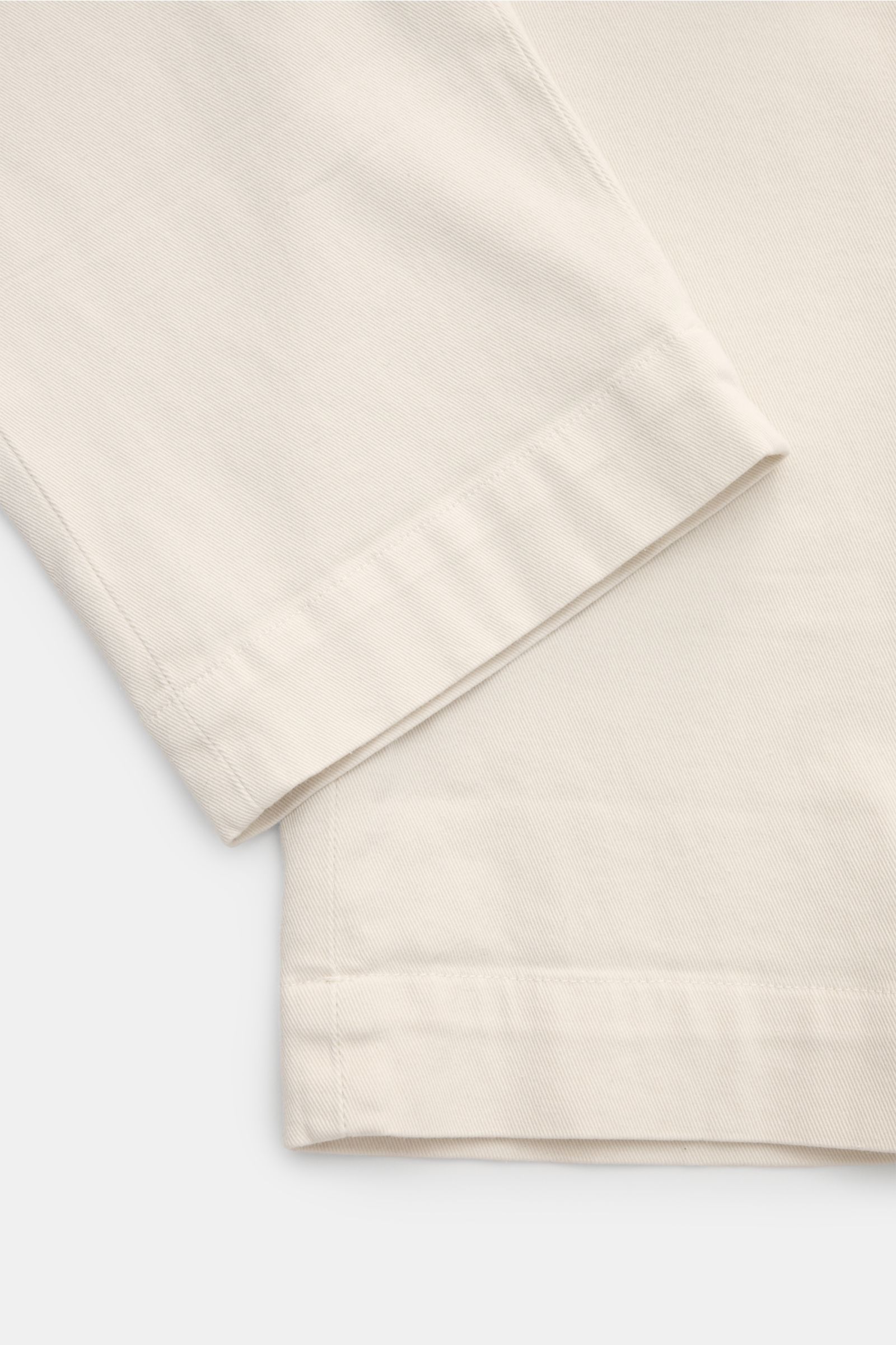 Nahaufnahme der Beinabschlüsse der Mason's Chino 'Boston Style' sand aus twill Baumwolle, leicht elastisch, Regular Fit, garment dyed.