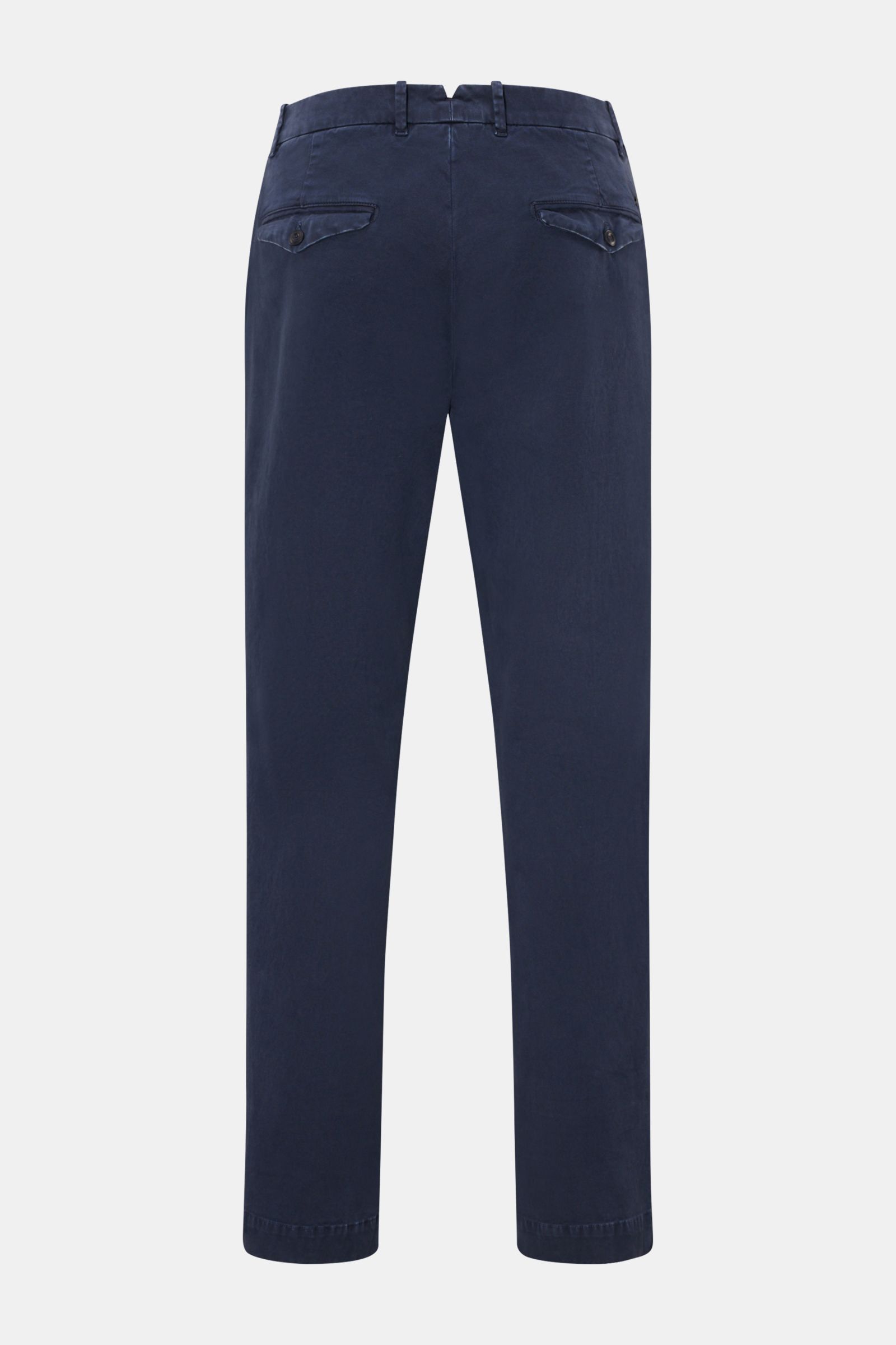 Rear view of Mason's Chino 'Boston Style' navy pants made of twill cotton, slightly elastic, soft touch, garment dyed, Regular Fit, tapered, zip fly, button, French pockets, small coin pocket, buttoned flap back pockets.