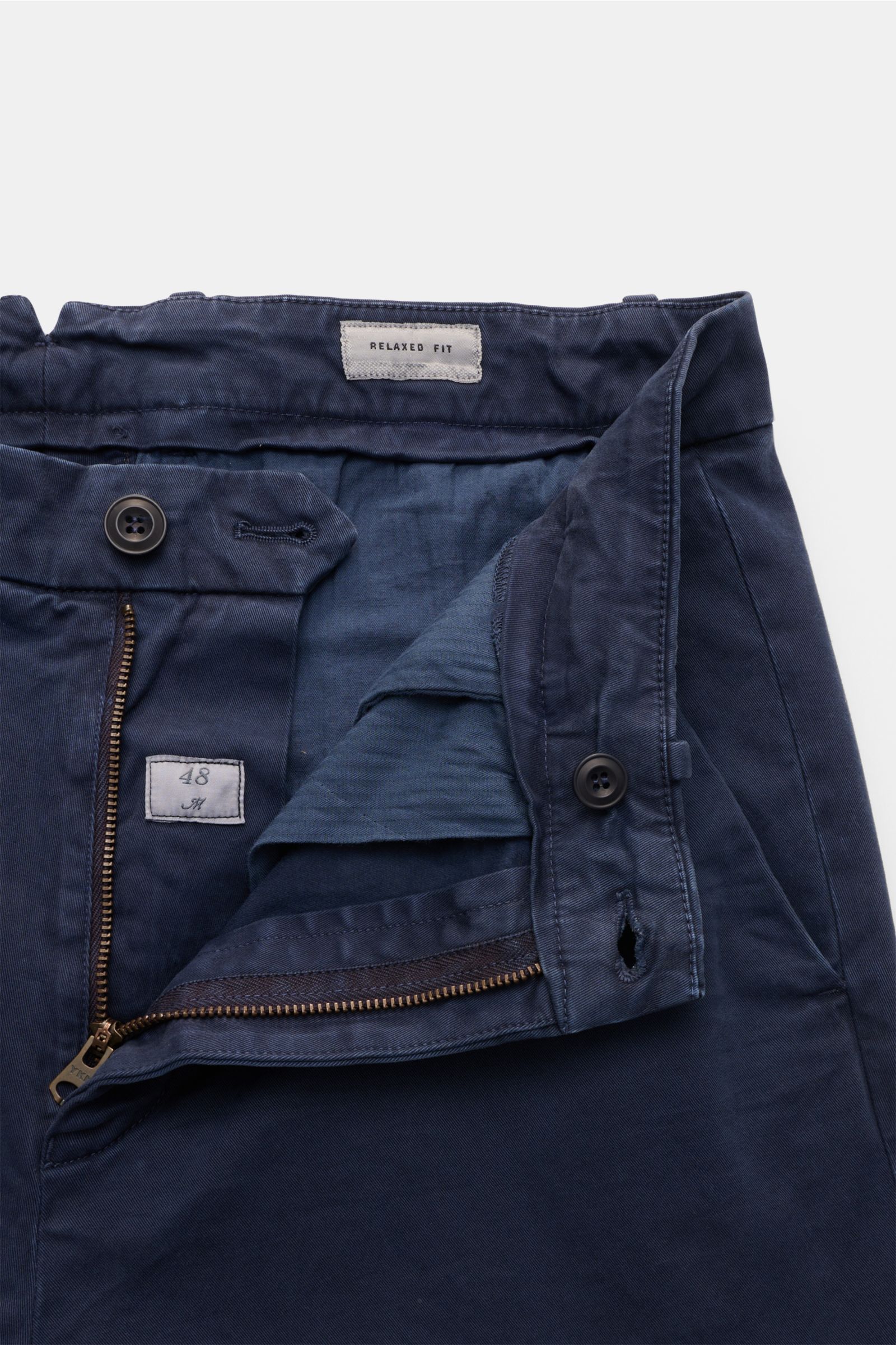 Close-up front view of Mason's Chino 'Boston Style' navy pants showing open zip fly, button, and waistband details. Twill aus Baumwolle, leicht elastische Qualität, weicher Griff, garment dyed, Regular Fit, leicht schmal zulaufend, Zip Fly und Bundknopf, 