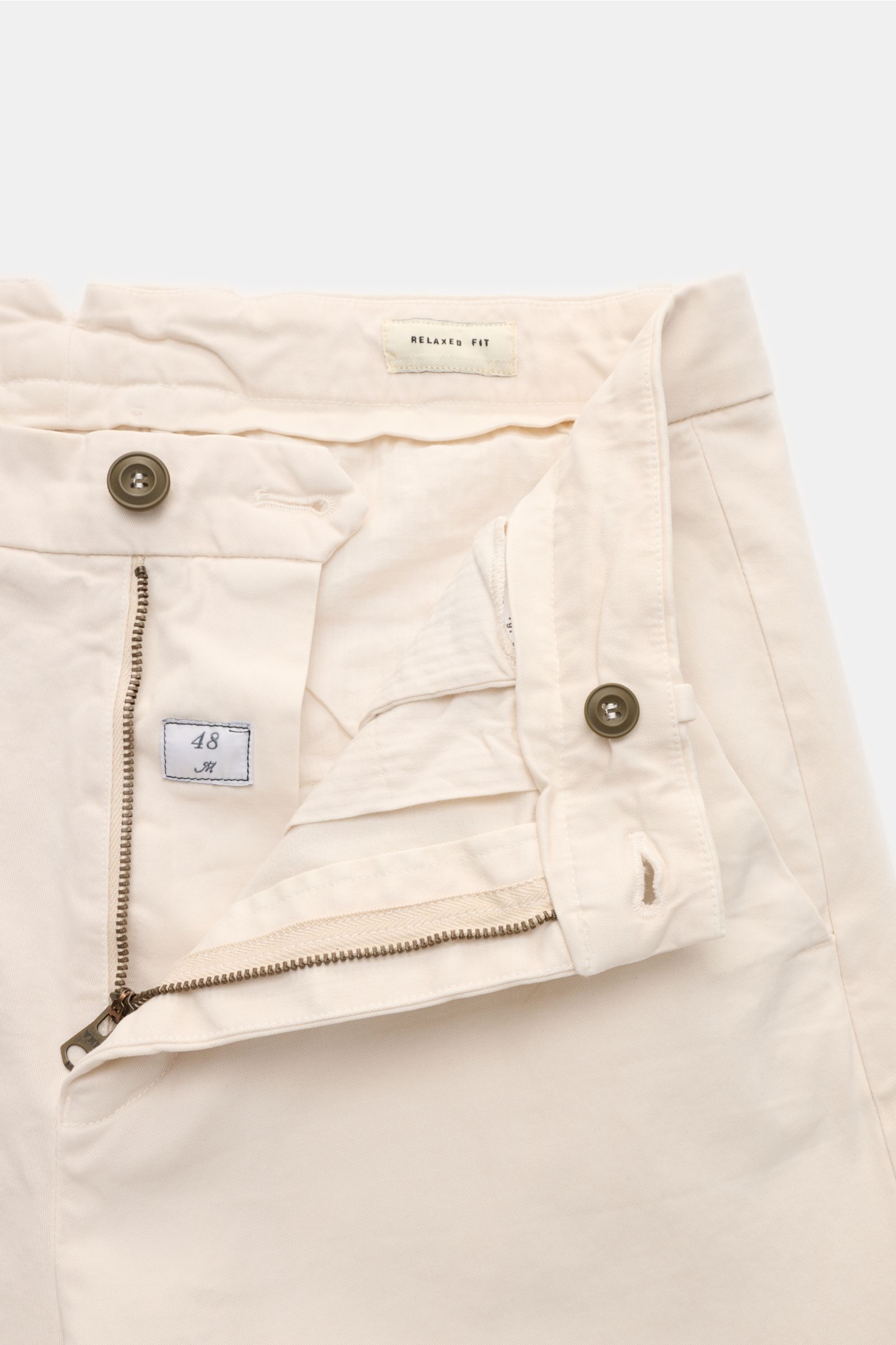 Close-up front view of Mason's Chino 'Boston Style' sand pants showing the open zip fly with button closure, twill cotton fabric with a soft touch, slightly elastic quality, garment dyed, Regular Fit, slightly tapered cut, French pockets, small coin pocke