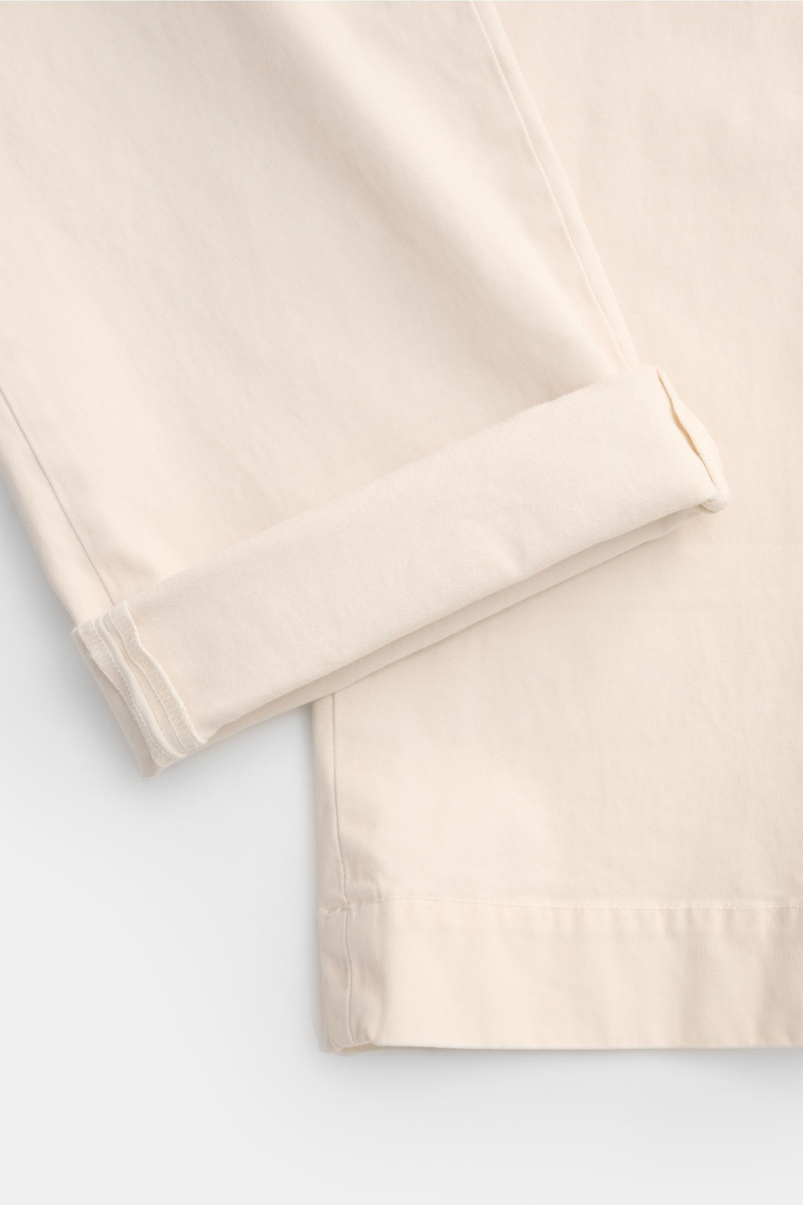 Close-up image of the cuff and lower leg of Mason's Chino 'Boston Style' sand, photographed from a side angle, made of twill cotton, lightly elastic, soft touch, garment dyed, regular fit, slightly tapered, with zip fly and button, French pockets, small c