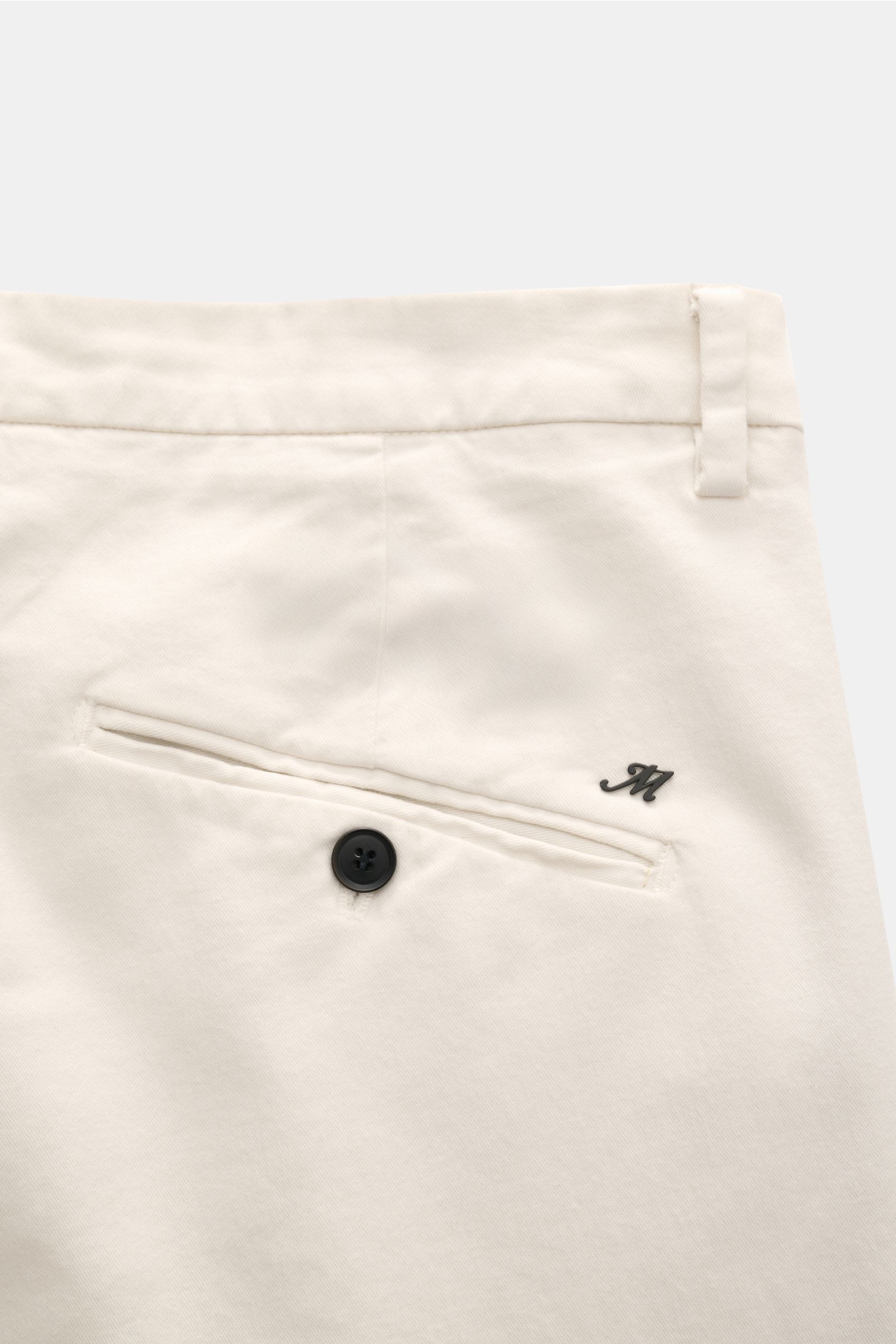 Mason's Chino 'Osaka Style' sand, Rückansicht, Twill aus Baumwolle/Wolle, leicht elastisch, weicher Griff, garment dyed, Regular Fit, schmal zulaufend, Zip Fly, Bundknopf, französische Taschen, einfache Bundfalte, paspelierte Gesäßtaschen mit Knopf.