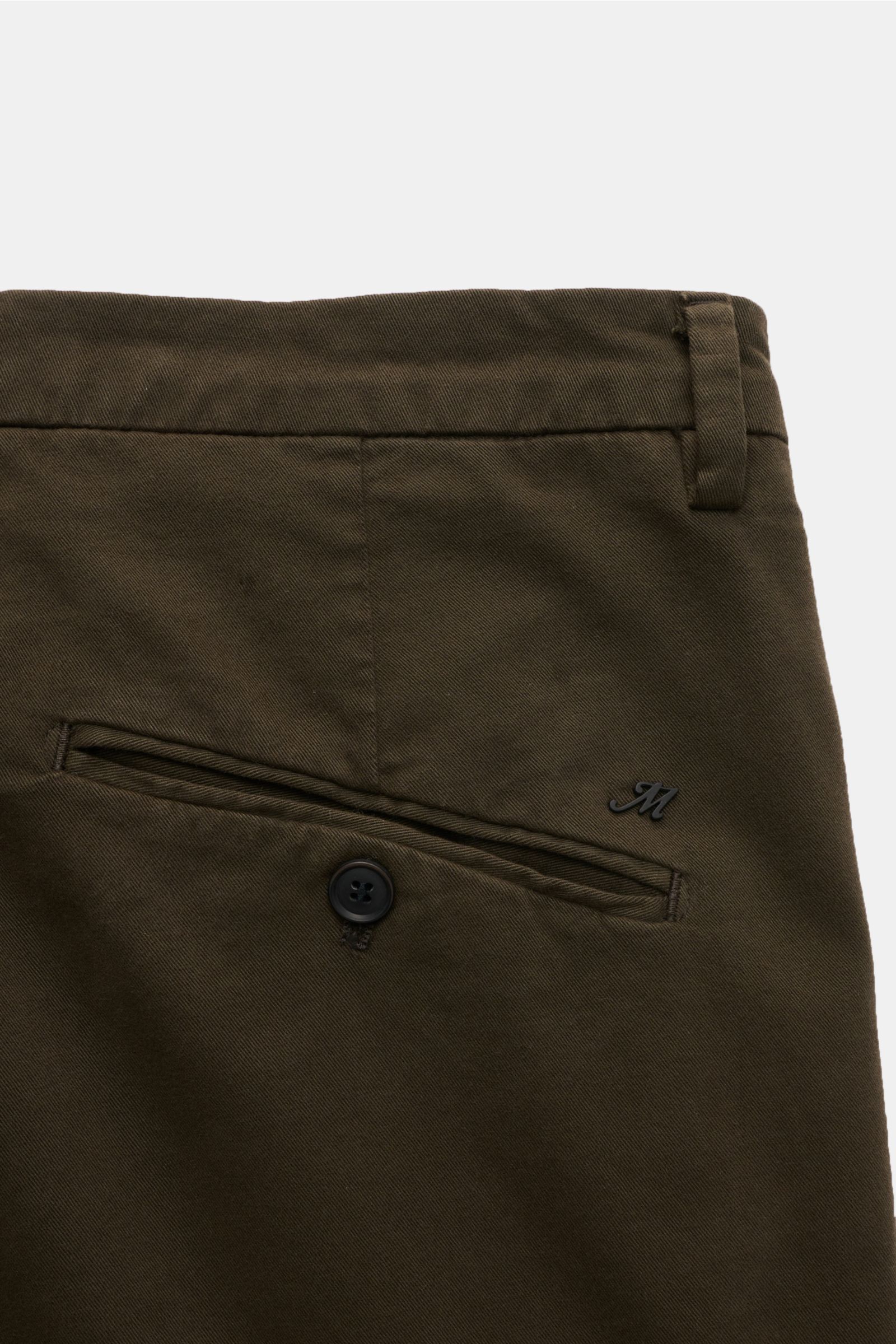 Nahaufnahme von Mason's Chino 'Osaka Style' khaki, Rückseite, Twill aus Baumwolle und Wolle, leicht elastisch, weicher Griff, garment dyed, Regular Fit, sehr schmal zulaufend, Zip Fly, Bundknopf, französische Taschen, einfache Bundfalte, paspelierte Gesäß