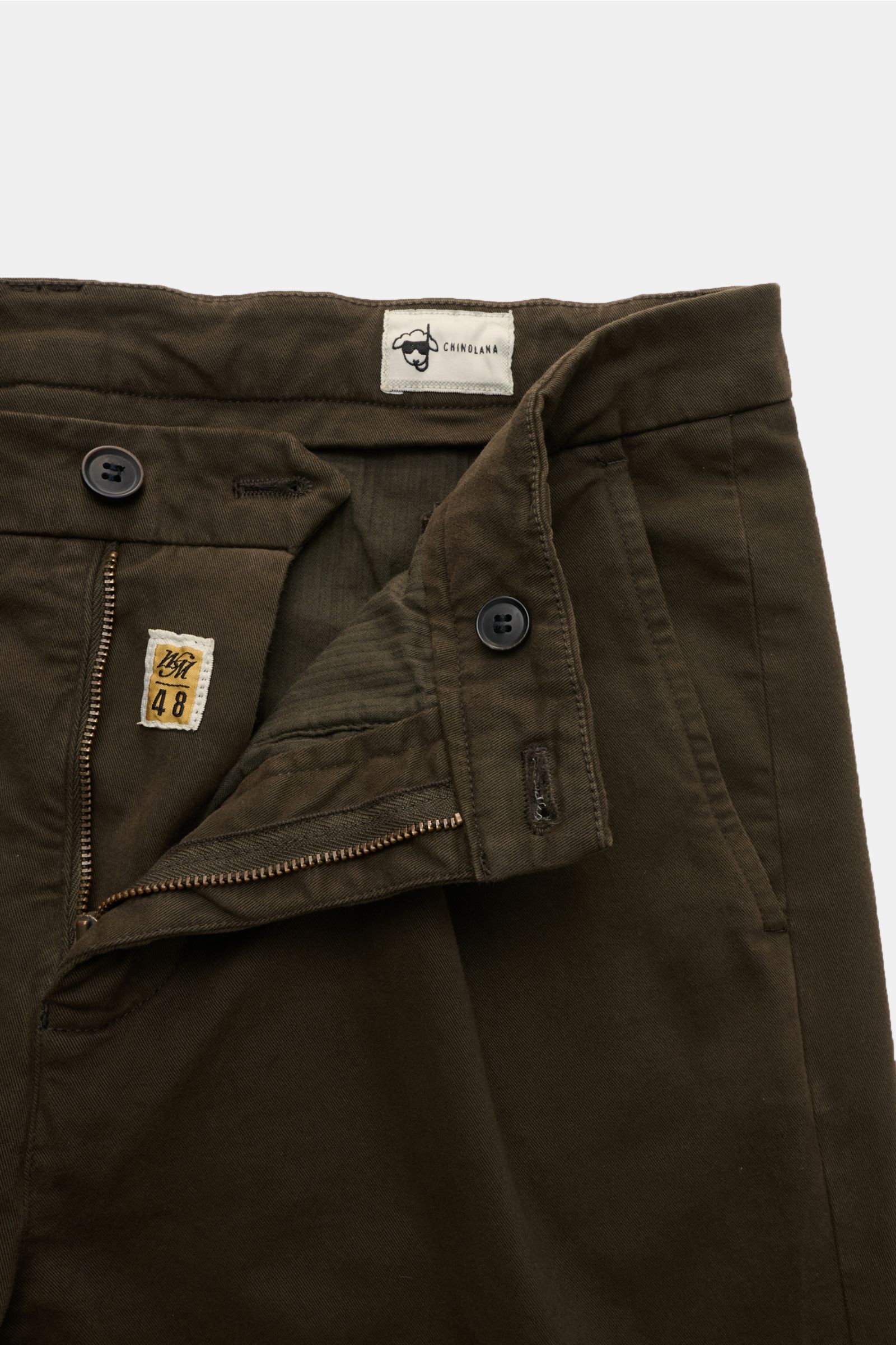 Mason's Chino 'Osaka Style' khaki, Twill aus Baumwolle und Wolle, leicht elastisch, weicher Griff, Regular Fit, schmal zulaufend, Zip Fly, Bundknopf, französische Taschen, Bundfalte, paspelierte Gesäßtaschen mit Knopf, frontal geöffnet fotografiert.