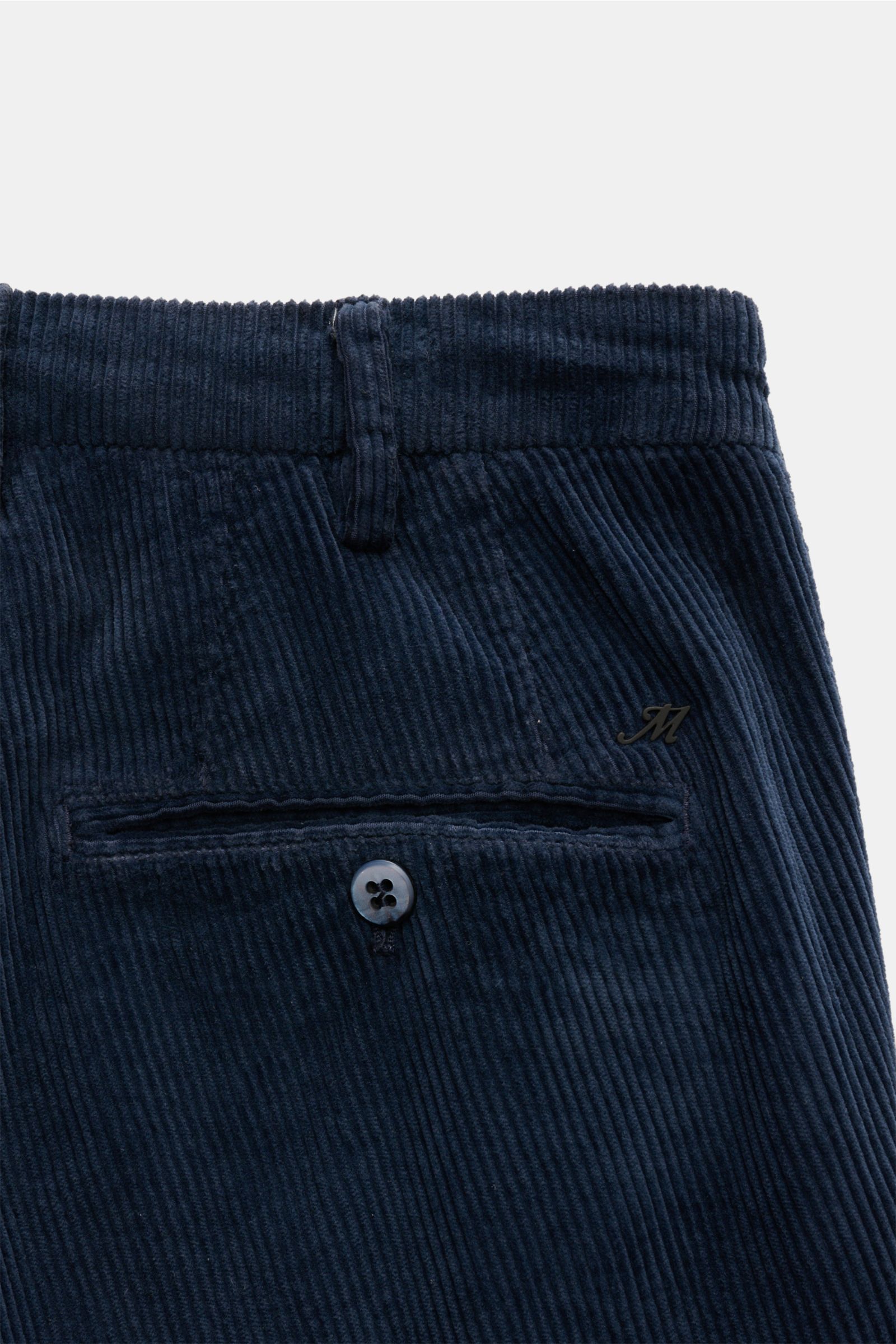Mason's Cordhose 'New York Style' navy aus weichem Baumwollcord mit Lyocell, Slim Fit, schmal zulaufend, mit Reißverschluss, Knöpfen und paspelierten Taschen, Detailansicht von hinten.