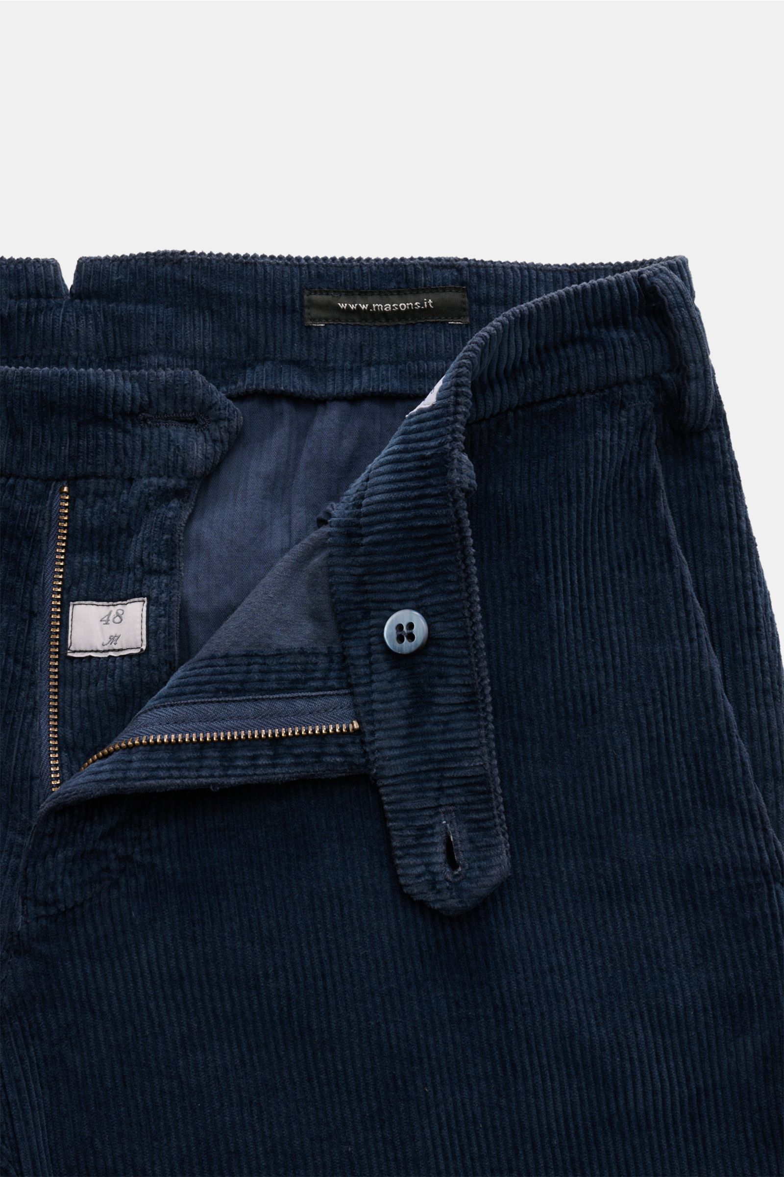 Mason's Cordhose 'New York Style' navy aus Baumwollcord mit Lyocell, Slim Fit, schmal zulaufend, Reißverschluss, Bundknopf, frontal offen fotografiert.