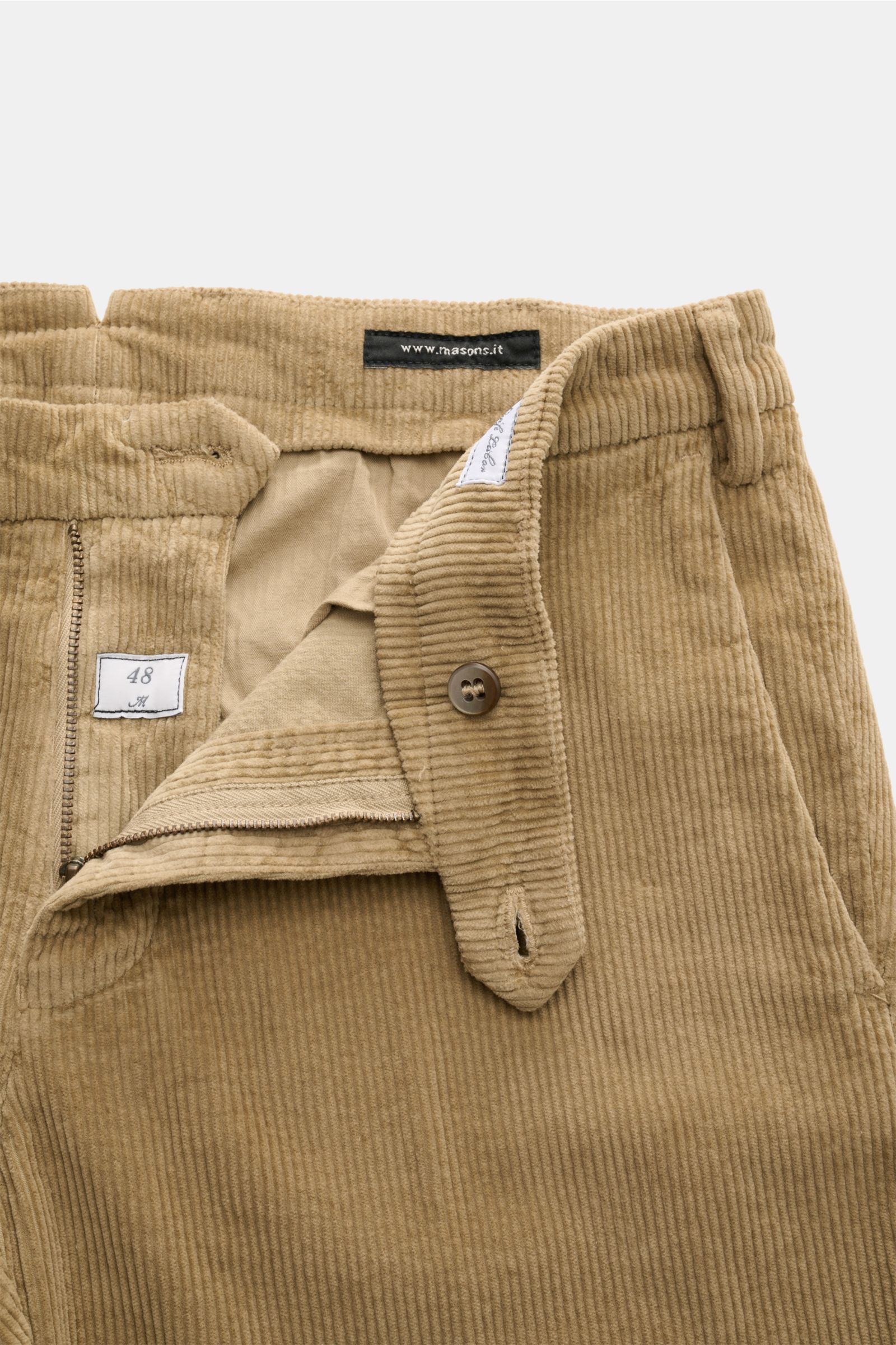 Mason's Cordhose 'New York Style' hellbraun, schmal zulaufend, aus weichem Baumwoll- und Lyocell-Cord, Slim Fit, mit Reißverschluss und Bundknopf, Detailaufnahme von vorne.