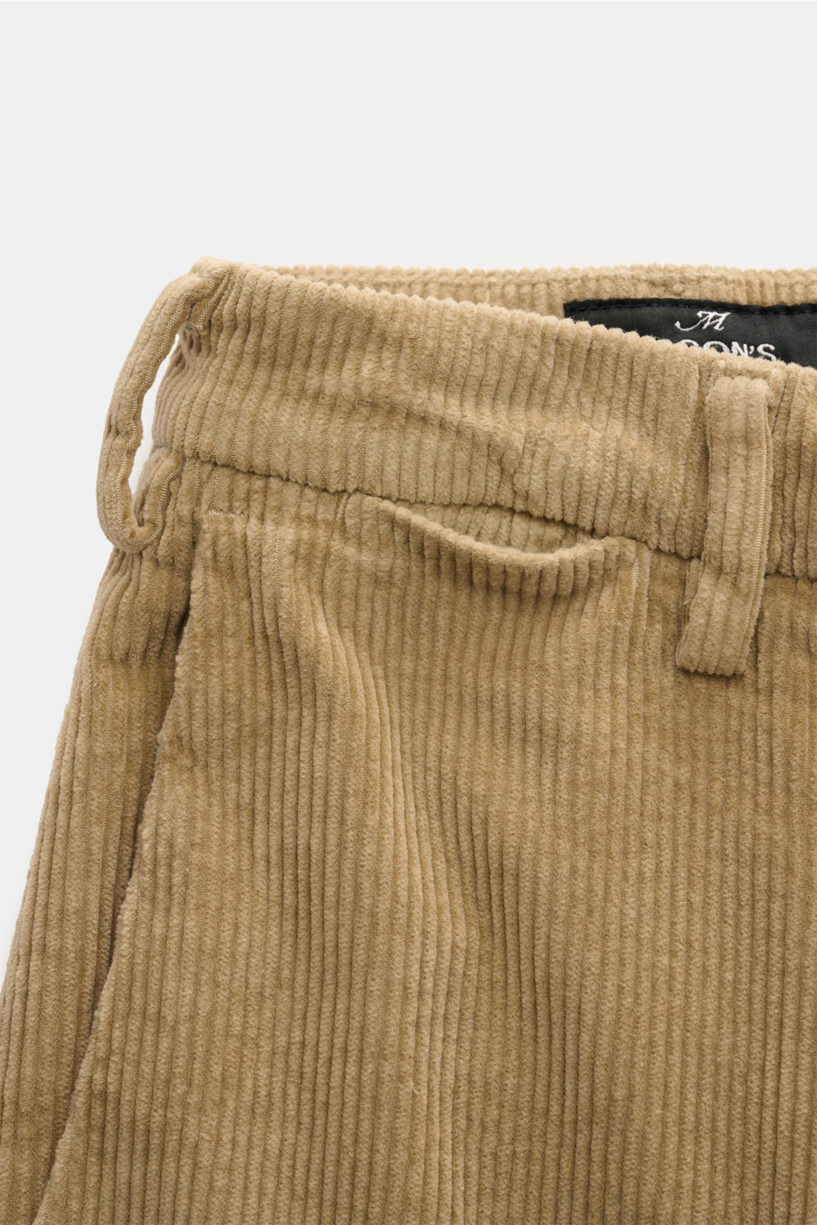 Mason's Cordhose 'New York Style' hellbraun, Detailansicht von oben, weicher Baumwollcord mit Lyocell, Slim Fit, französische Taschen, Bund mit Knöpfen.