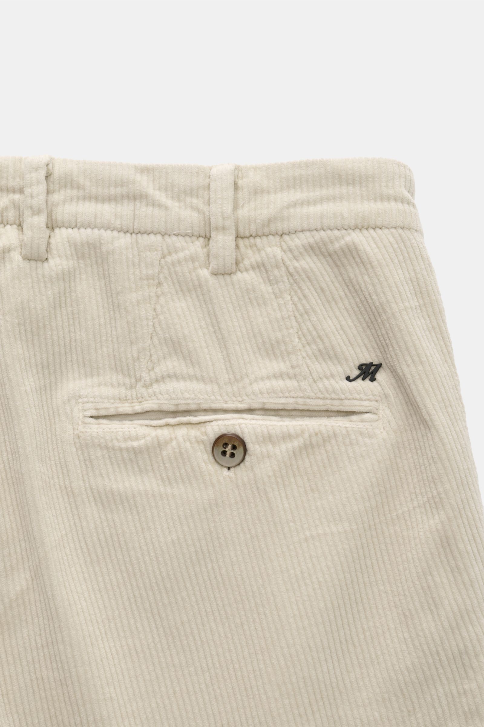 Mason's Cordhose 'New York Style' sand, Detailaufnahme von hinten oben, Baumwollcord mit Lyocell, weicher Griff, Slim Fit, Knopf- und Gesäßtasche.
