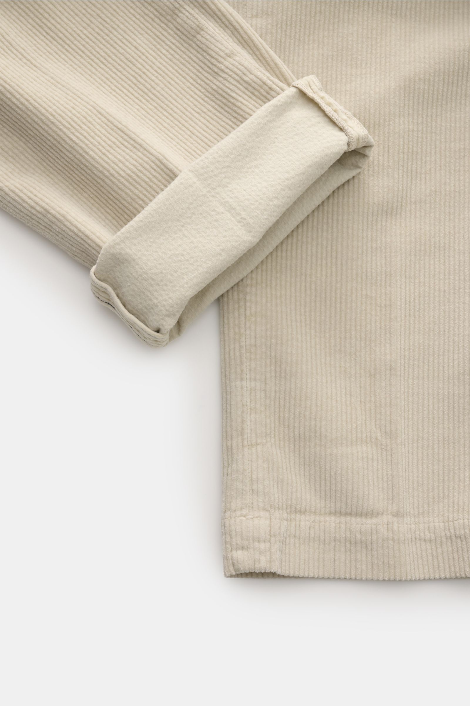 Mason's Cordhose 'New York Style' sand im Slim Fit, schmal zulaufend, aus weichem Baumwoll- und Lyocell-Cord mit leichtem Stretch, Detailansicht Saum und Bein.