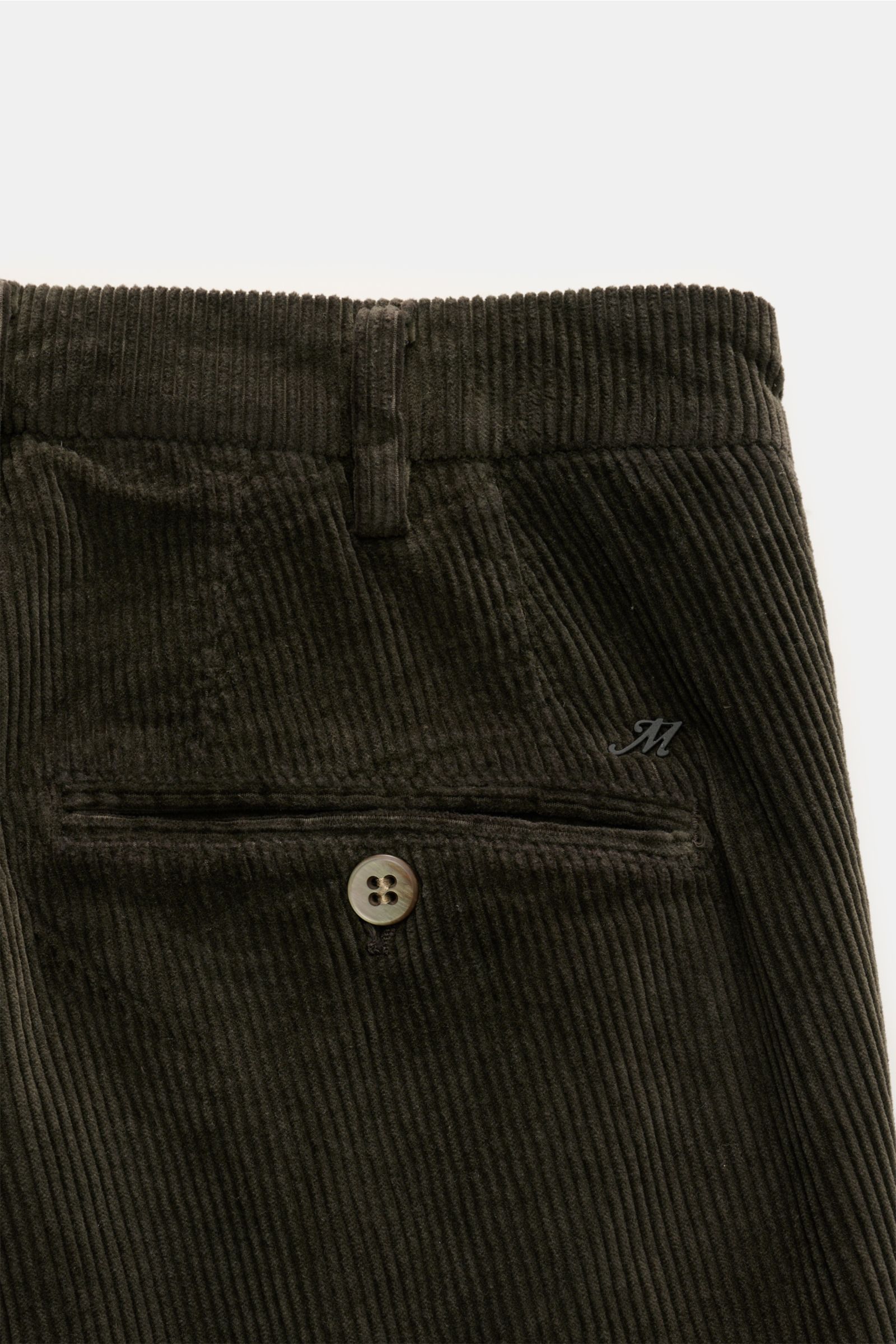 Mason's Cordhose 'New York Style' dunkelbraun aus weichem Baumwollcord mit Lyocell, Slim Fit, schmal zulaufend, mit Knopf- und Reißverschluss, fotografiert aus Nahaufnahme von hinten.