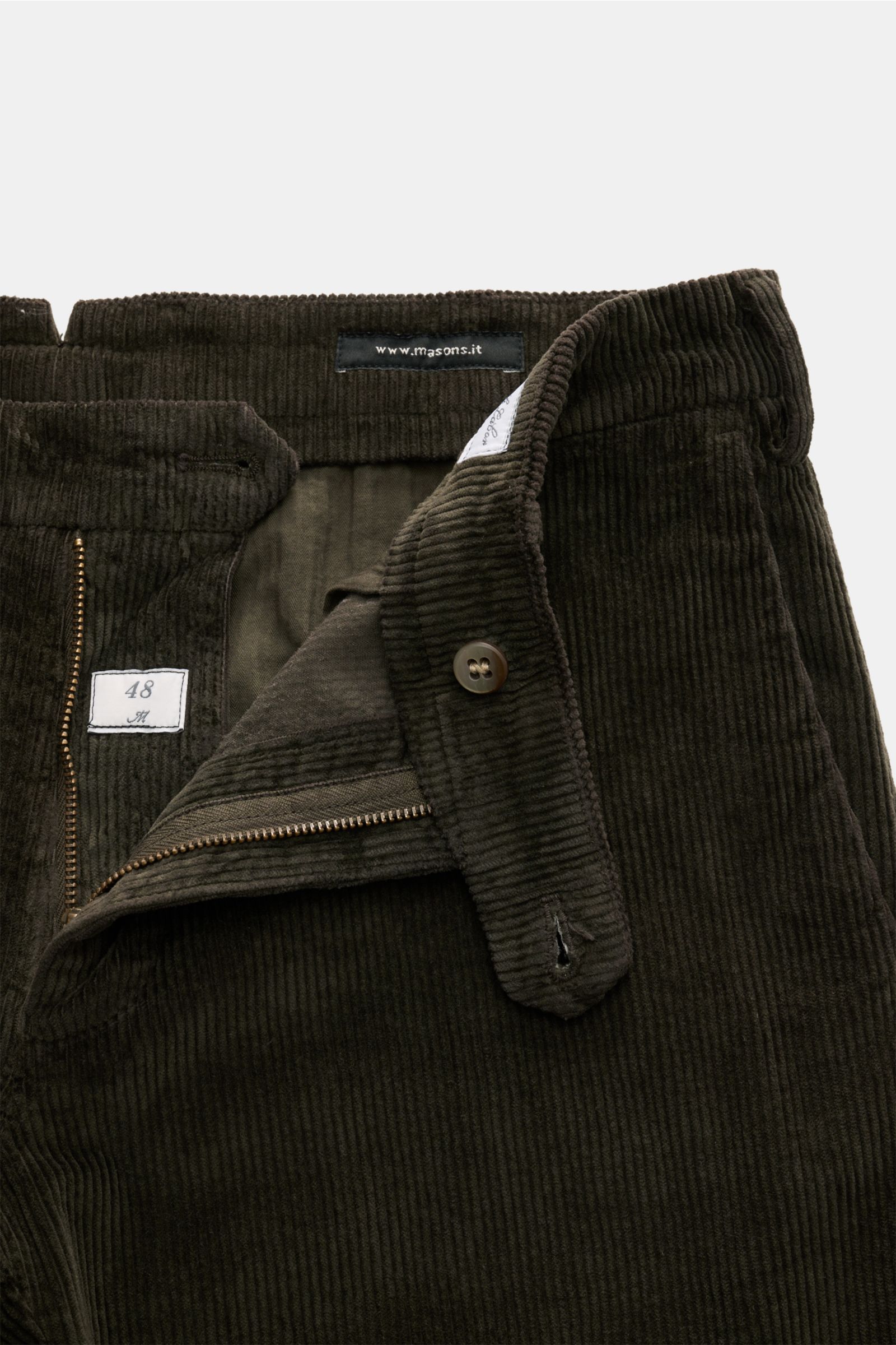 Mason's Cordhose 'New York Style' dunkelbraun aus weichem Baumwollcord mit Lyocell, Slim Fit, schmal zulaufend, Reißverschluss, Bundknopf, Detailansicht.