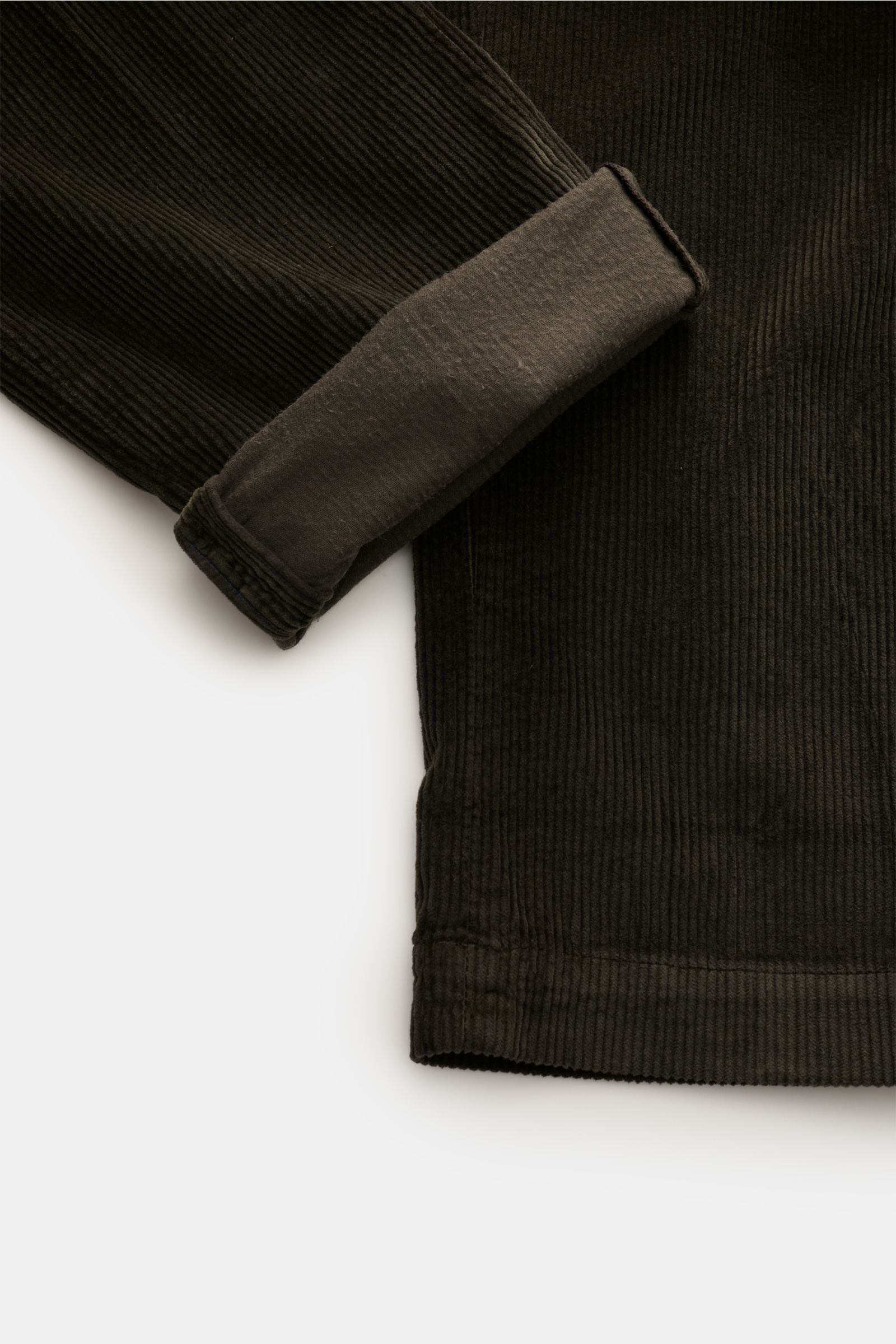 Mason's Cordhose 'New York Style' dunkelbraun, Detailansicht von außen, weicher Baumwollcord mit Lyocell, Slim Fit, schmal zulaufend, Metallinitial.