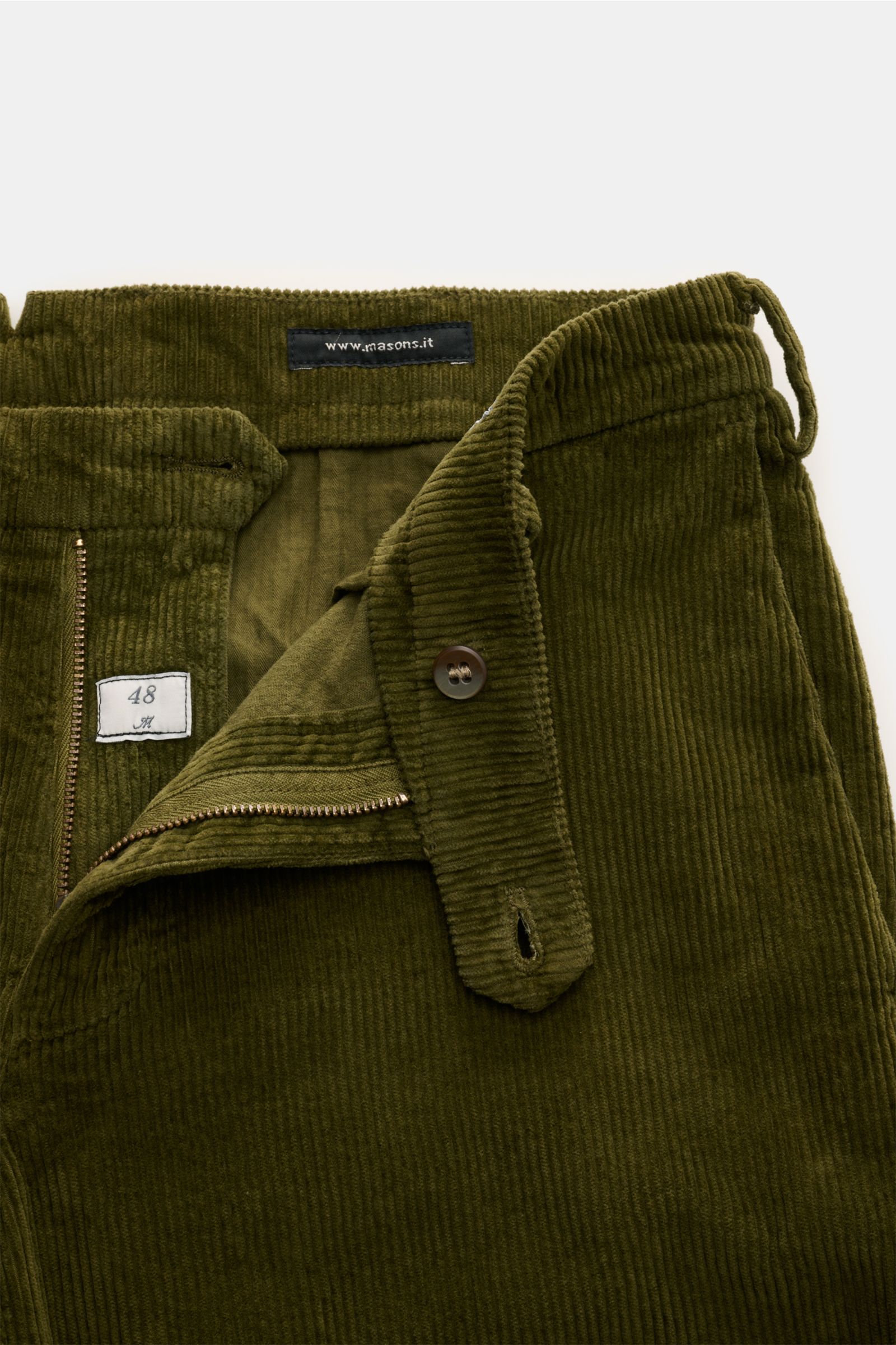 Mason's Cordhose 'New York Style' oliv aus weichem Baumwollcord mit Lyocell, Slim Fit, schmal zulaufend, mit Reißverschluss, Knopf und geradem Bund, Nahaufnahme von vorne.