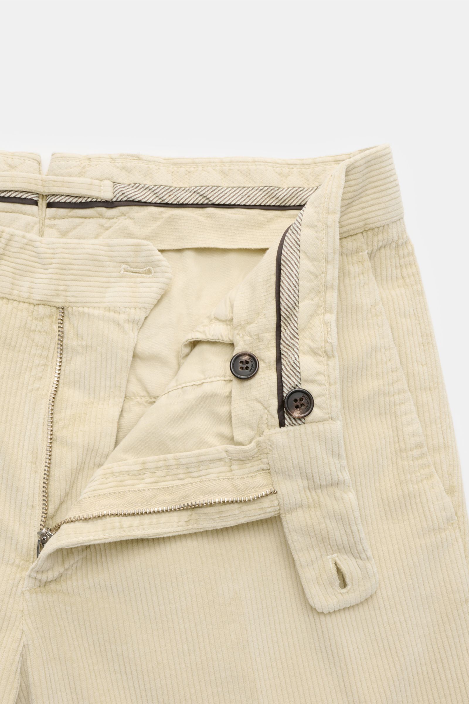 Close-up front view of the Incotex Cordhose sand showing the waistband with zipper, button closure, and cotton microfiber corduroy fabric, soft touch, garment dyed, tapered fit with regular thigh width, ankle length, French pockets, small watch pocket, ba