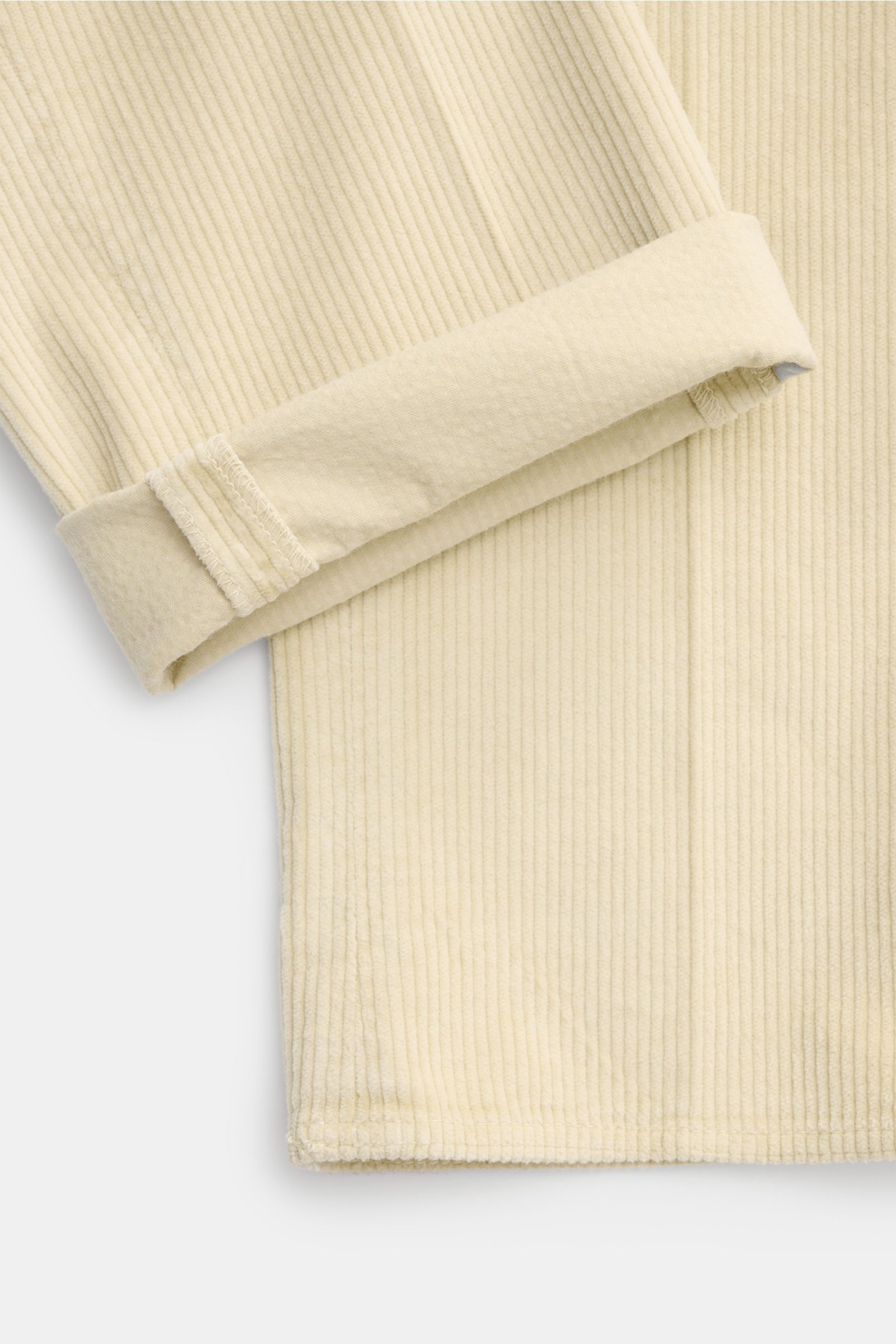 Close-up image of the cuff and lower leg of Incotex Cordhose sand, photographed from the side, featuring cord fabric made of cotton and microfiber, soft touch, garment dyed, tapered fit with regular thigh width, ankle length, slim tapering, zipper and wai