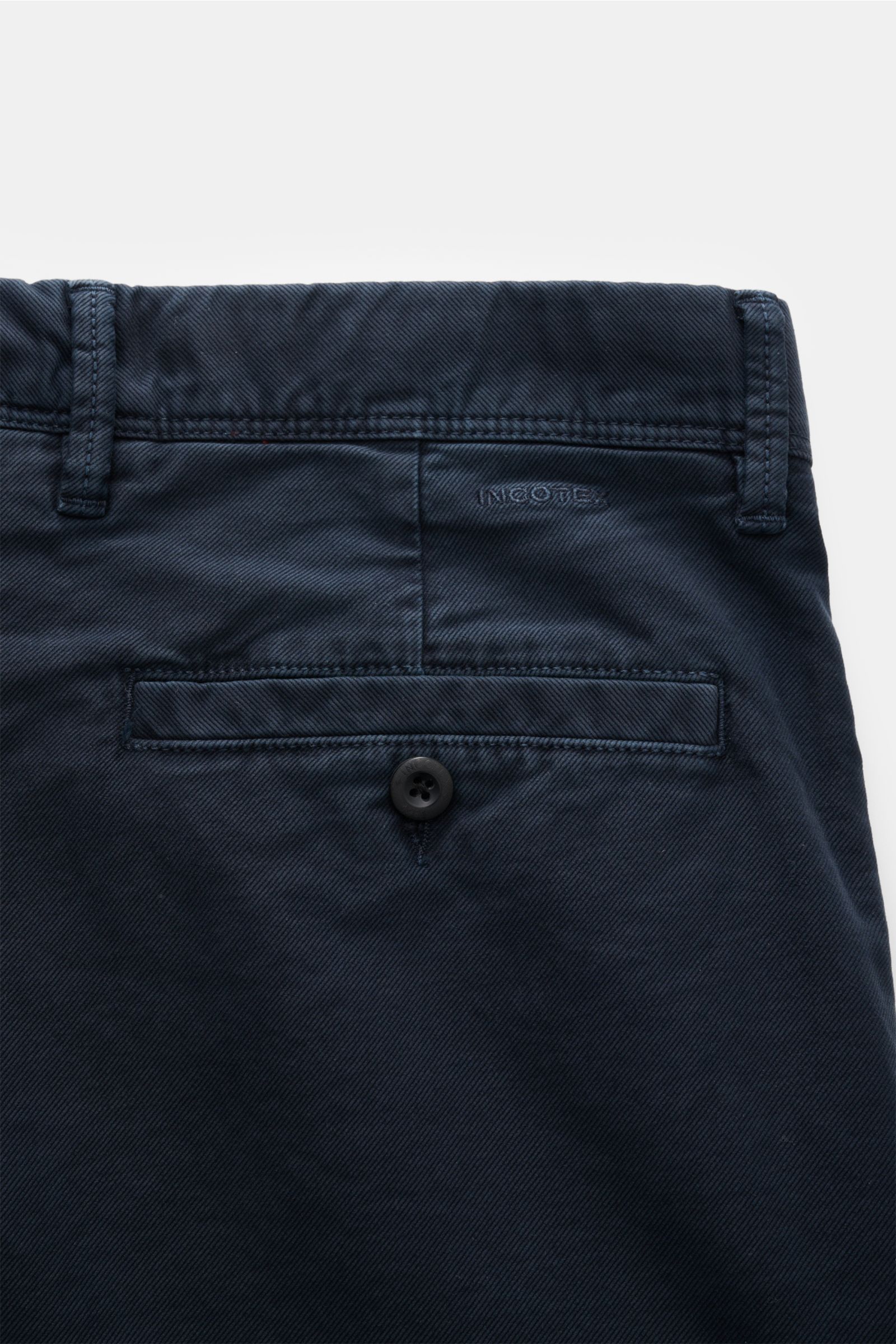Rückansicht der Incotex Slacks Baumwollhose navy aus leicht elastischem Baumwoll-Twill mit Tapered Fit, Knopf-Leistentasche und Bundschlaufen.