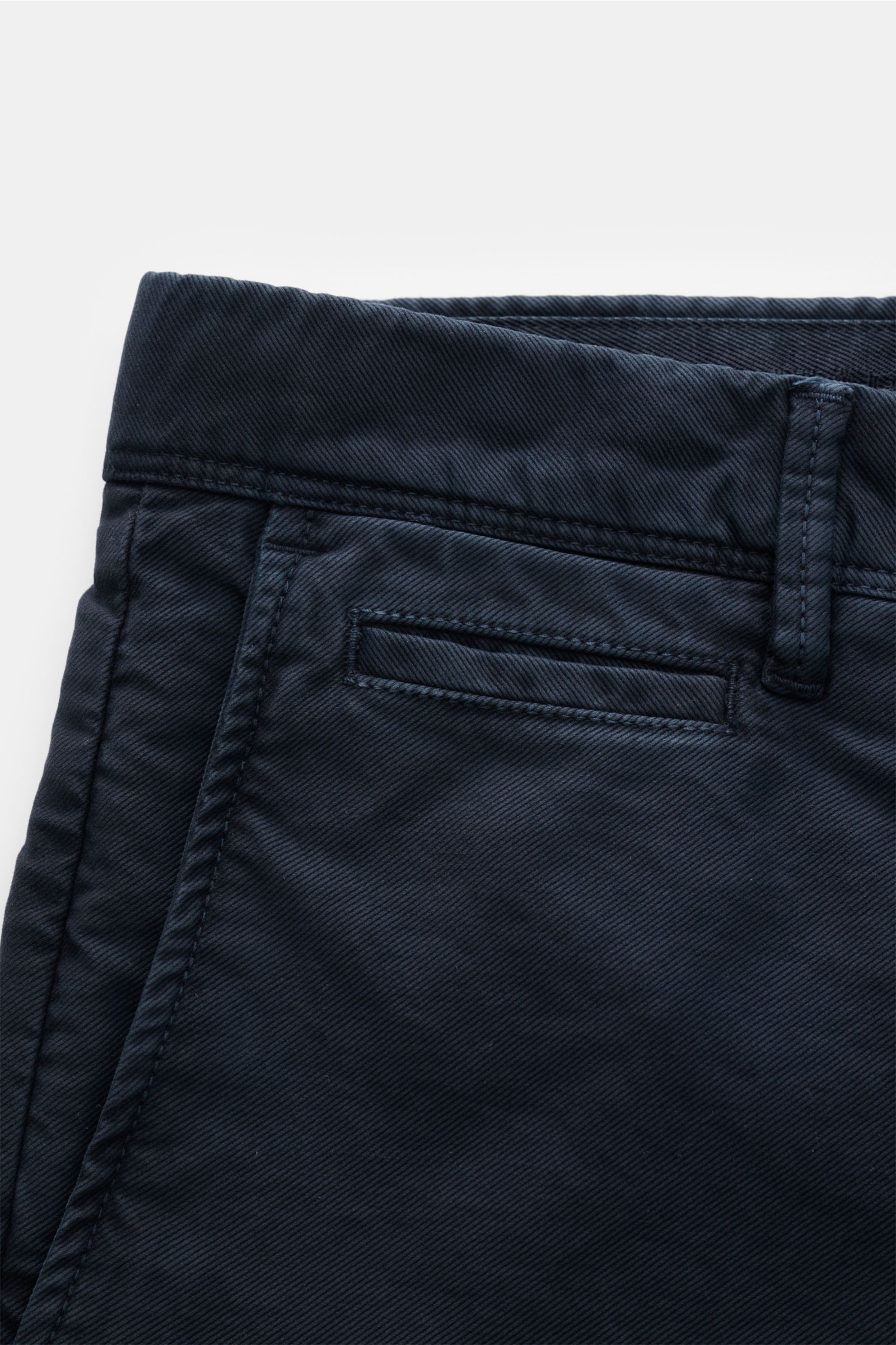 Incotex Slacks Baumwollhose navy, Detailaufnahme seitlich oben, Baumwoll-Twill, leichter Stretch, garment dyed, Tapered Fit, knöchellang, Taschen.