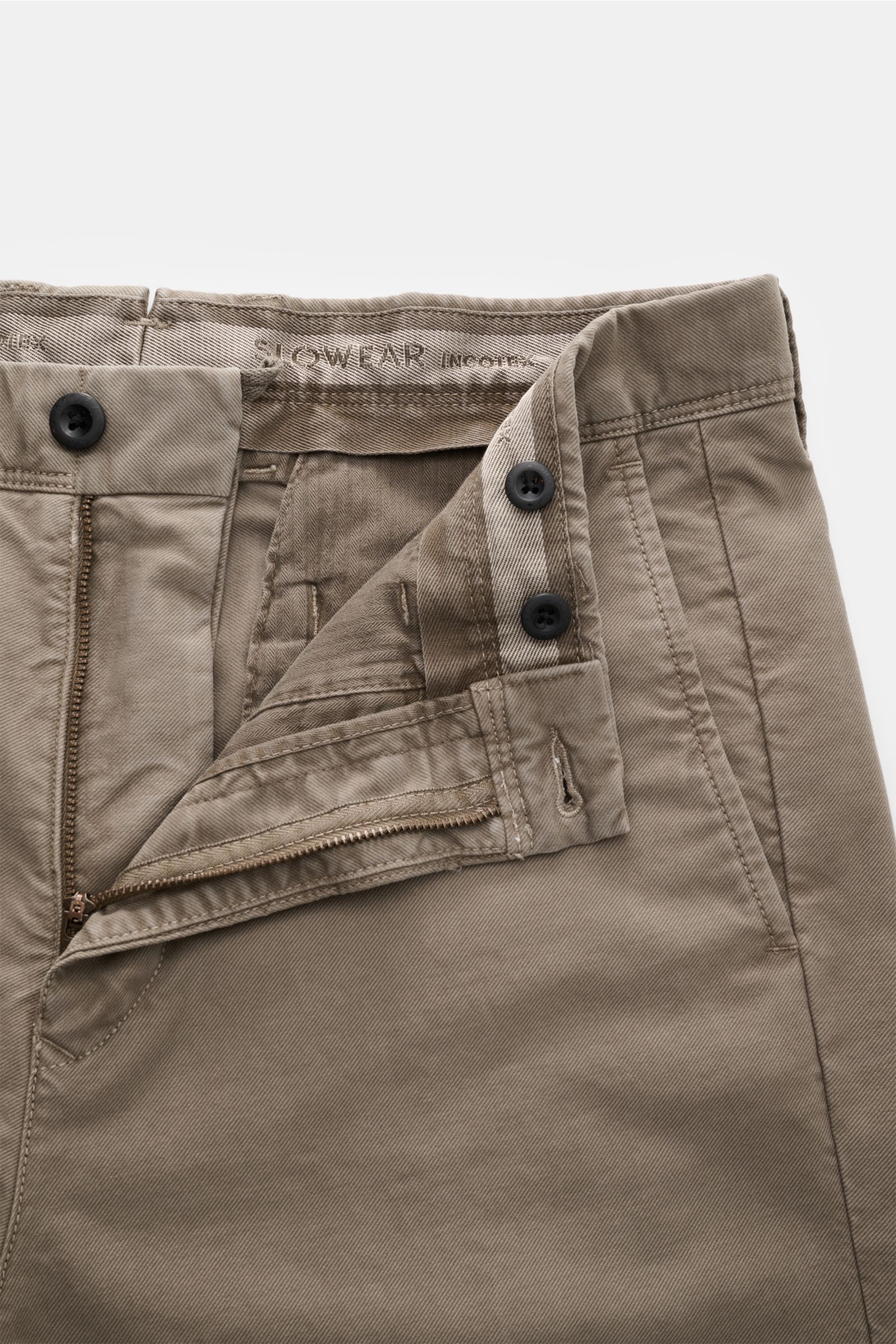 Incotex Slacks Baumwollhose taupe im Tapered Fit, Baumwoll-Twill, leichter Stretch, Reißverschluss, Bundknopf, kleine Münztasche, frontal geöffnet.