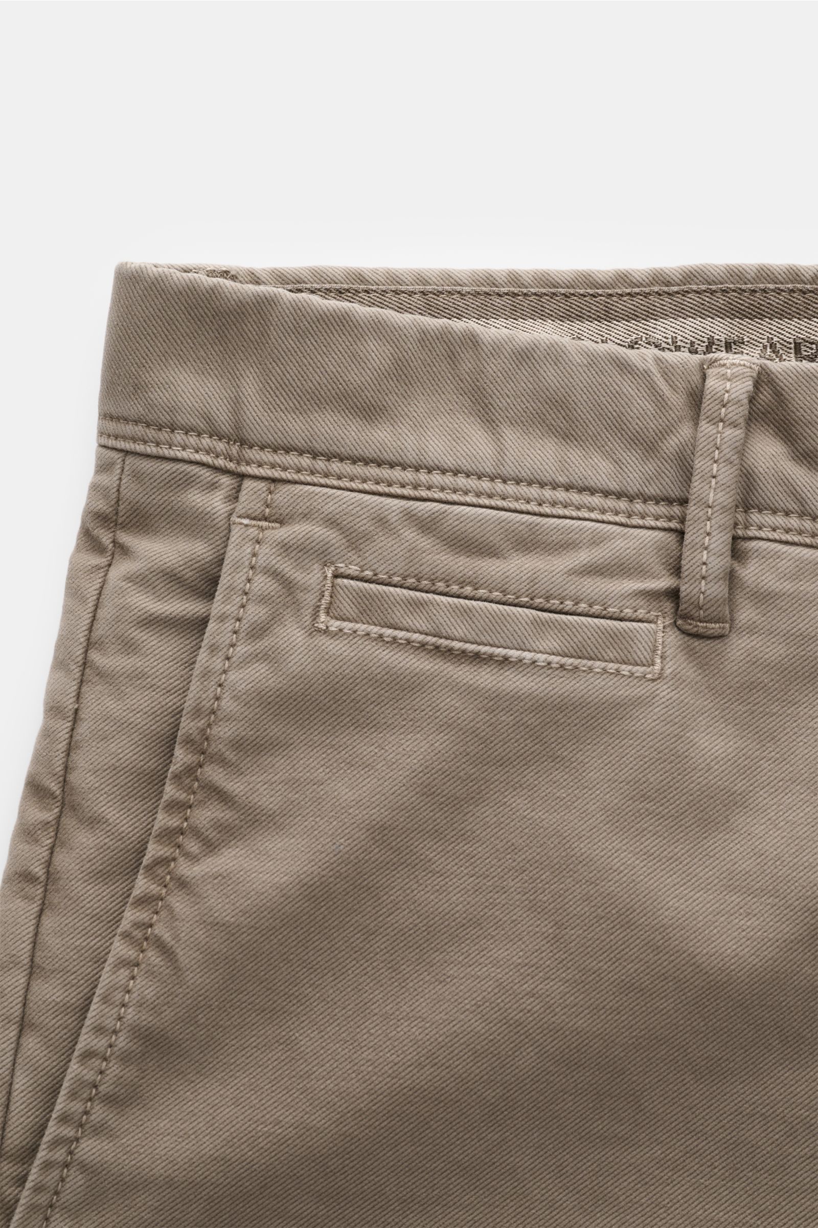 Incotex Slacks Baumwollhose taupe, Nahaufnahme von Bund und Taschen, Tapered Fit, Baumwoll-Twill mit leichtem Stretch, garment dyed.