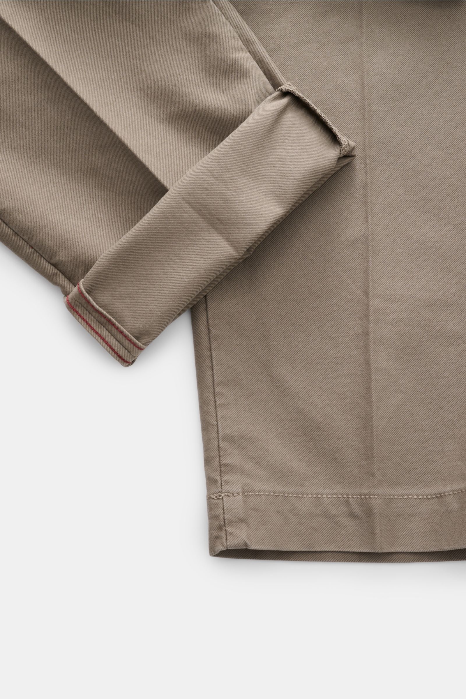Incotex Slacks Baumwollhose taupe im Tapered Fit aus Baumwoll-Twill mit leichtem Stretch, knöchellang, schmal zulaufend, Detailaufnahme von unten.