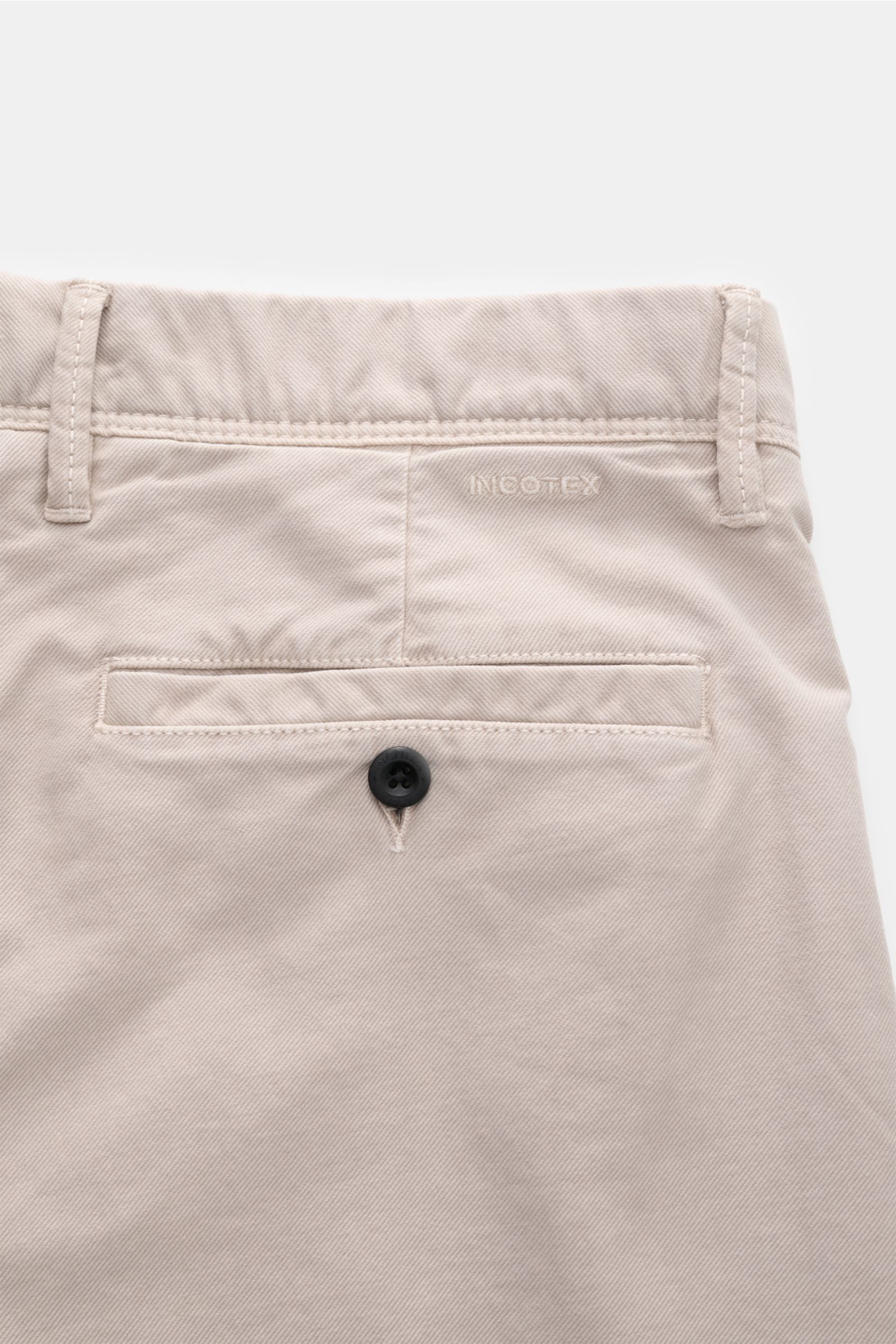 Incotex Slacks Baumwollhose sand, Rückansicht, garment dyed Twill mit leichtem Stretch, Tapered Fit, Leistentasche mit Knopf und Logo-Stickerei.