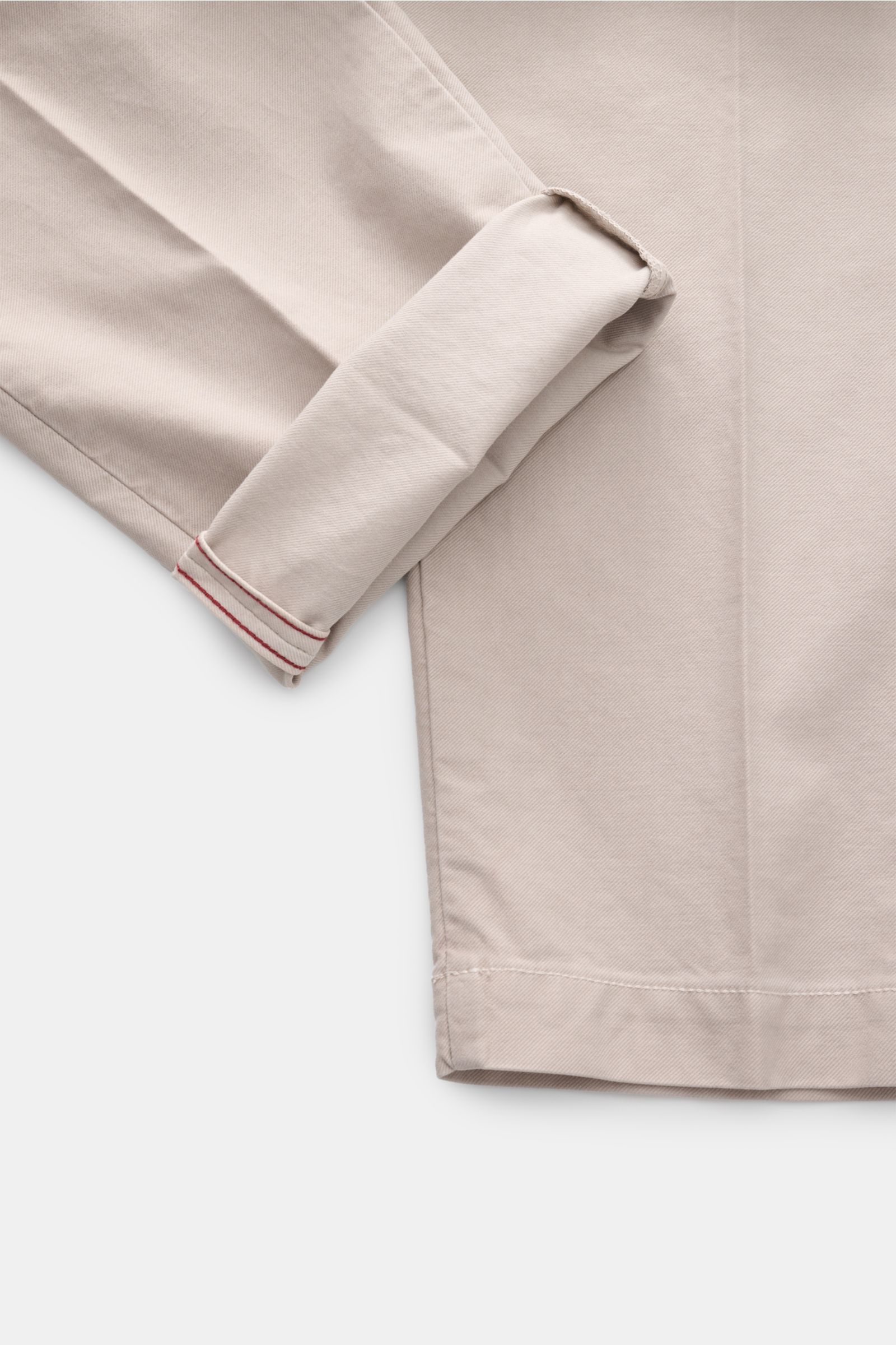 Incotex Slacks Baumwollhose sand im Tapered Fit, Baumwoll-Twill mit Stretch, Detailaufnahme von Umschlag und Saum, weicher Griff.