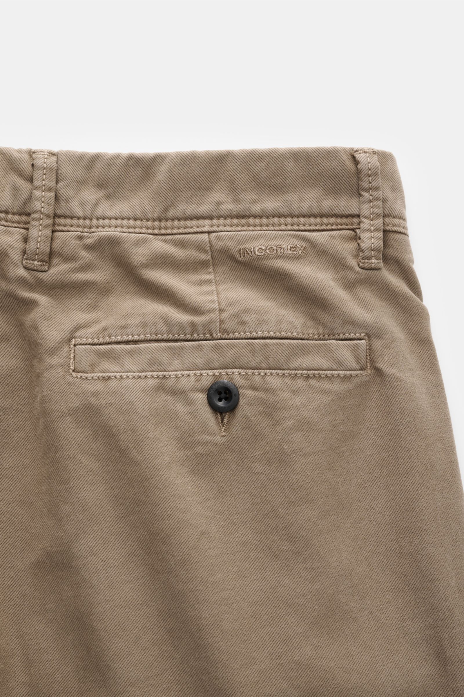 Rückansicht der Incotex Slacks Baumwollhose graubraun im Tapered Fit aus leicht elastischem Baumwoll-Twill mit Knopf-Leistentasche.