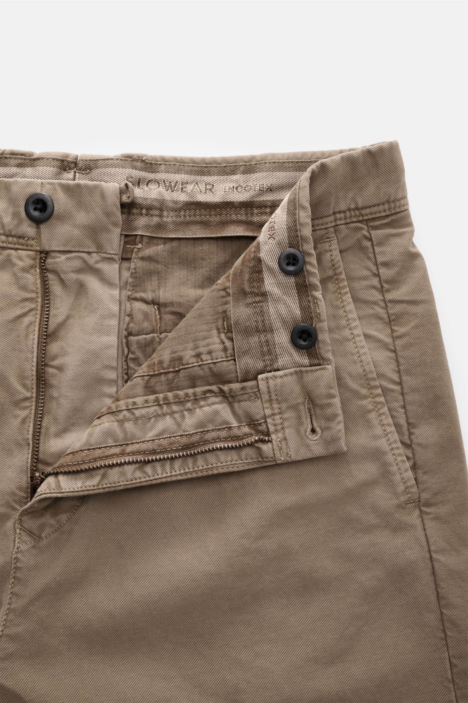 Incotex Slacks Baumwollhose graubraun im Tapered Fit aus Baumwoll-Twill mit leichtem Stretch, Reißverschluss, Bundknopf, Taschen, Nahaufnahme von oben.