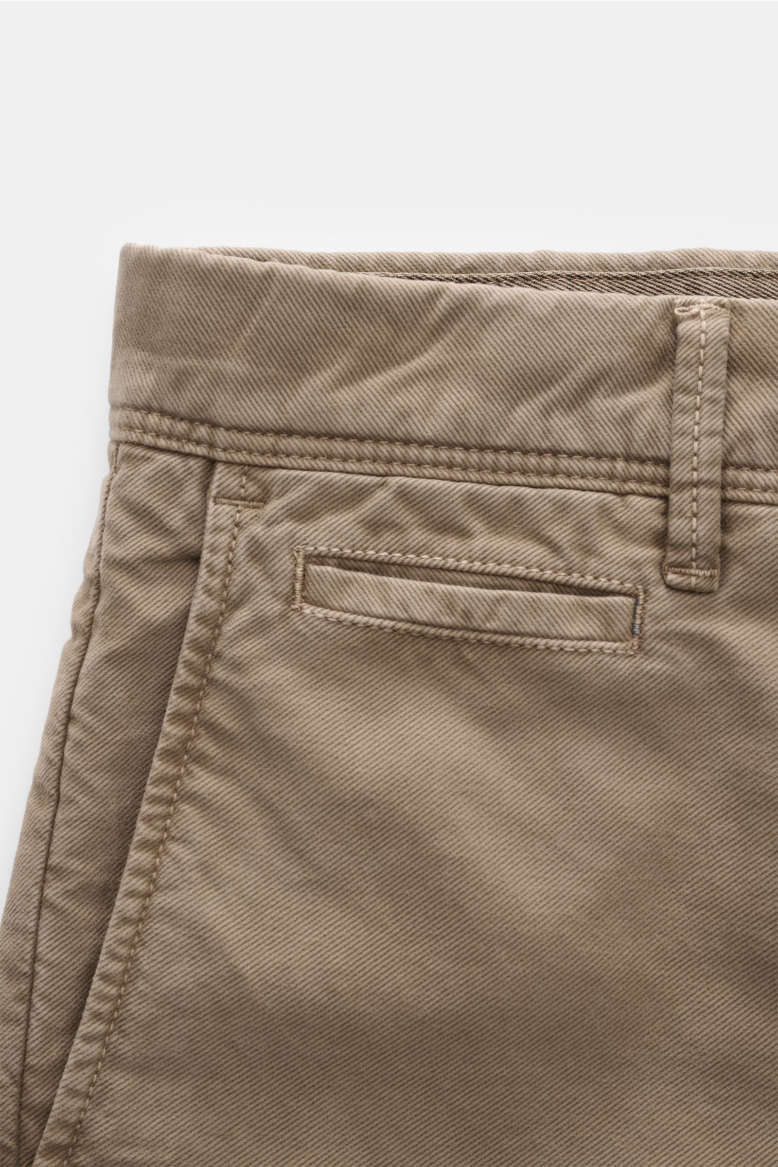 Incotex Slacks Baumwollhose graubraun, knöchellang, Tapered Fit, Baumwoll-Twill mit Stretch, Detailaufnahme von Bund, Münztasche, Leistentaschen.
