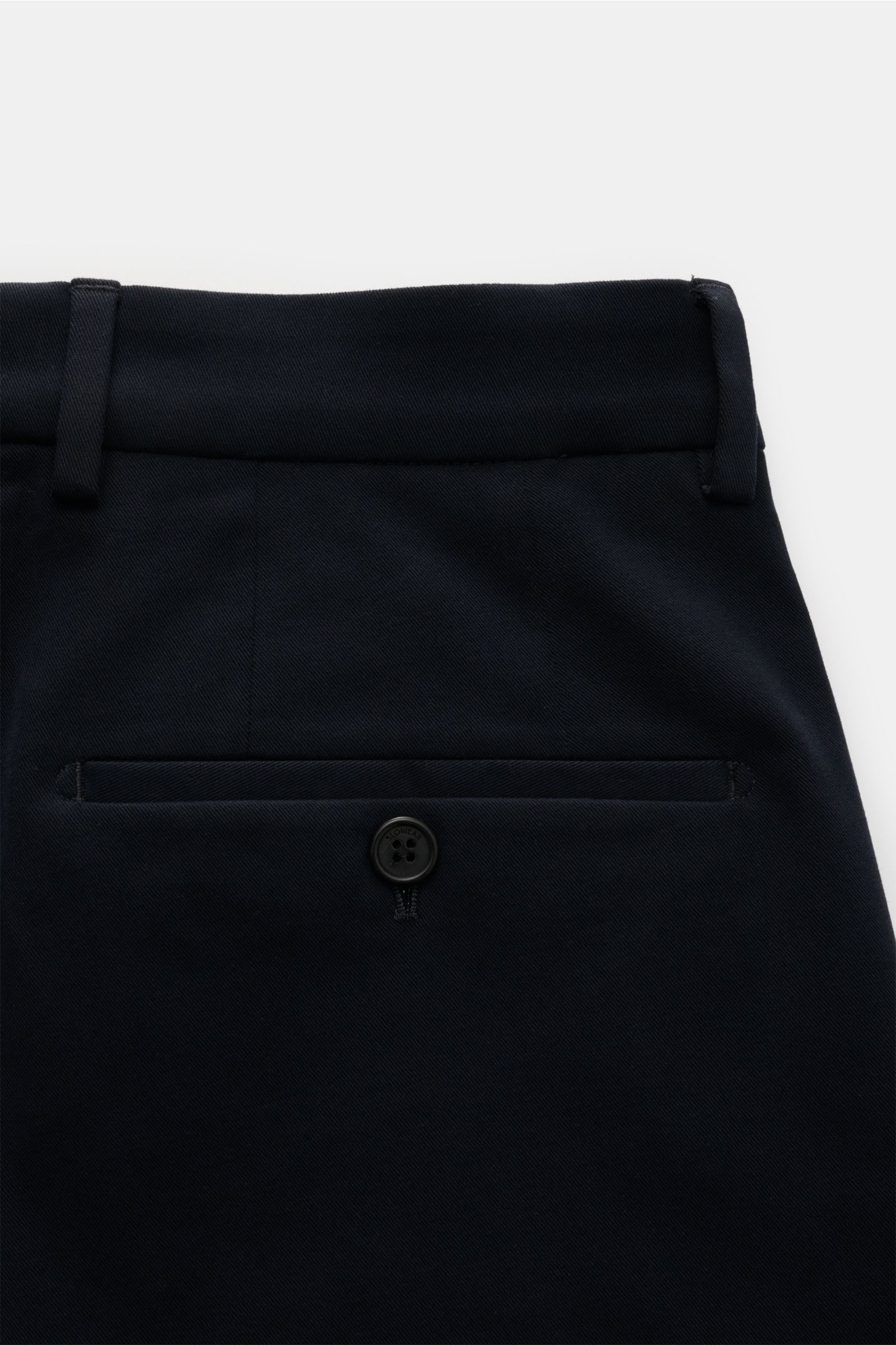 Close-up rear view of navy Incotex Chino 'High Comfort' featuring a slim fit, partly elastic waistband, buttoned welt pocket, and soft cotton twill fabric. Wenn Eleganz auf unsichtbaren Komfort trifft, entsteht die Chino 'High Comfort' von INCOTEX. Ihr