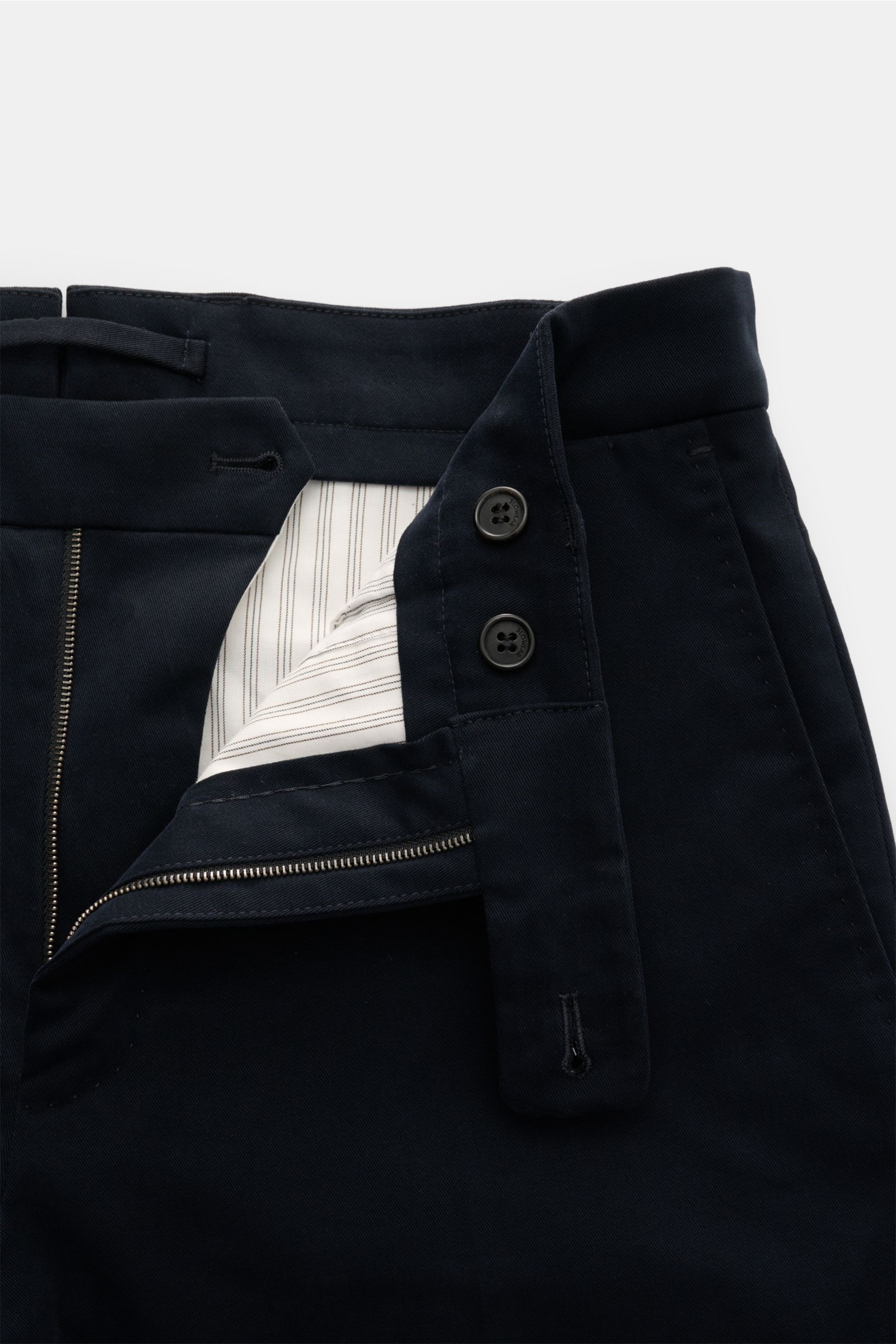Close-up front view of the Incotex Chino 'High Comfort' navy showing the open waistband with visible zipper, two buttons, and striped inner lining. Wenn Eleganz auf unsichtbaren Komfort trifft, entsteht die Chino 'High Comfort' von INCOTEX. Ihr im Inneren