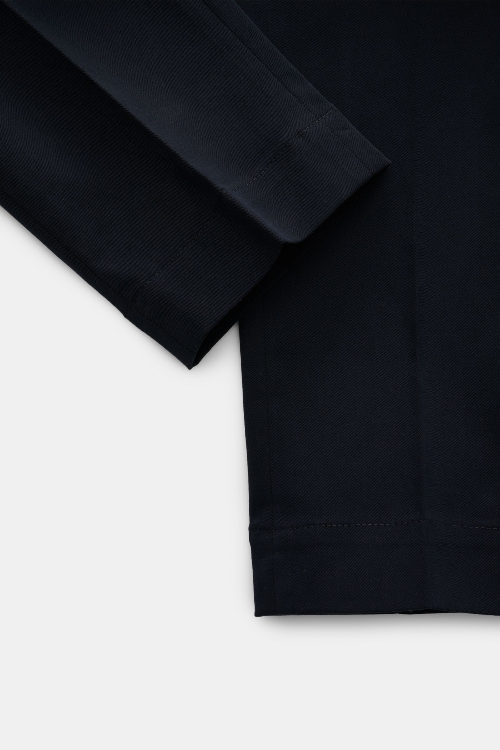 Close-up from above of the hem and lower leg area of the Incotex Chino 'High Comfort' navy, showing the slim fit and twill cotton fabric with soft touch. Wenn Eleganz auf unsichtbaren Komfort trifft, entsteht die Chino 'High Comfort' von INCOTEX. Ihr i