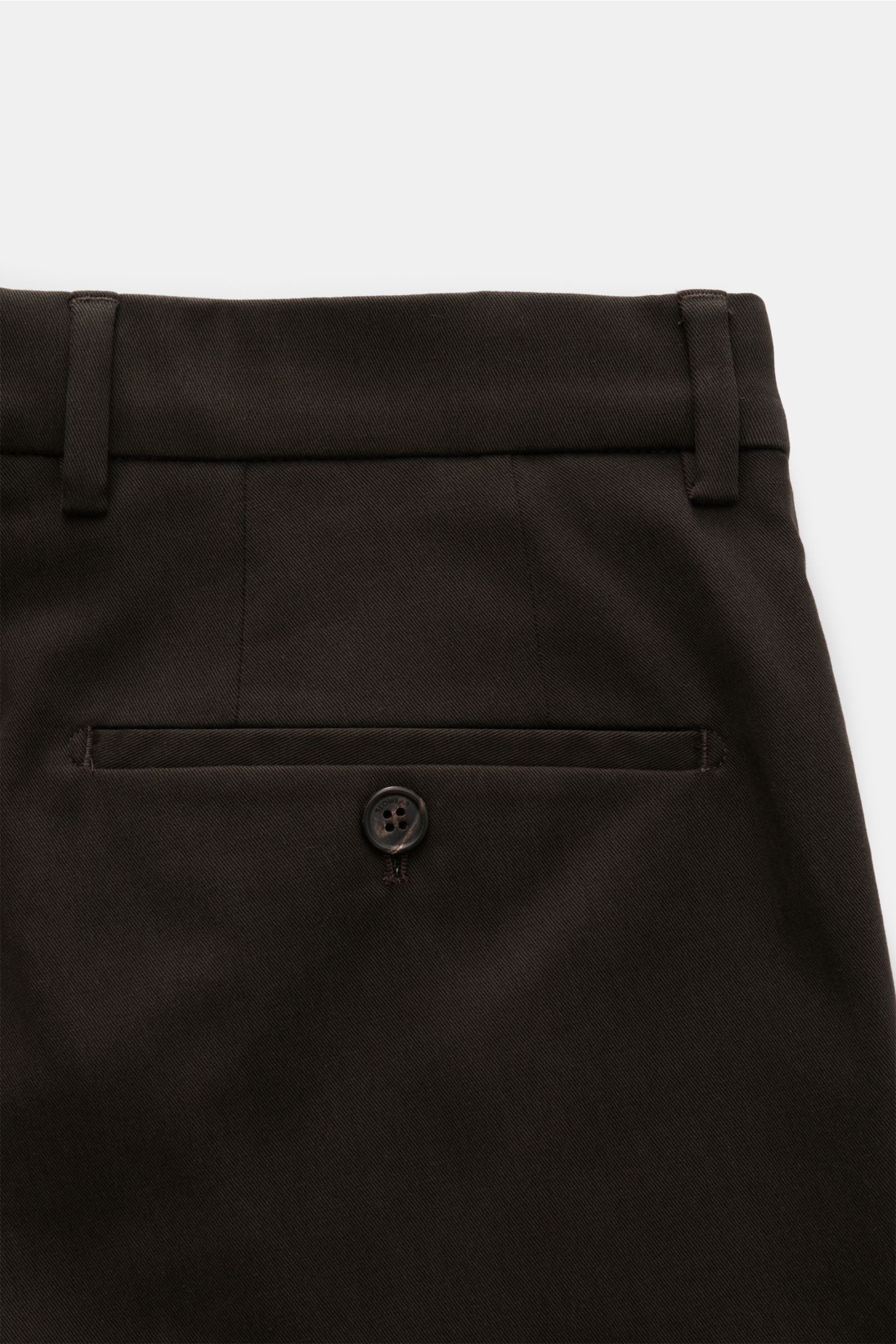 Incotex Chino 'High Comfort' schwarz Rückansicht mit schmal zulaufendem Schnitt, teilelastichem Bund, französischen Taschen, Knopf und weichem Baumwoll-Twill.