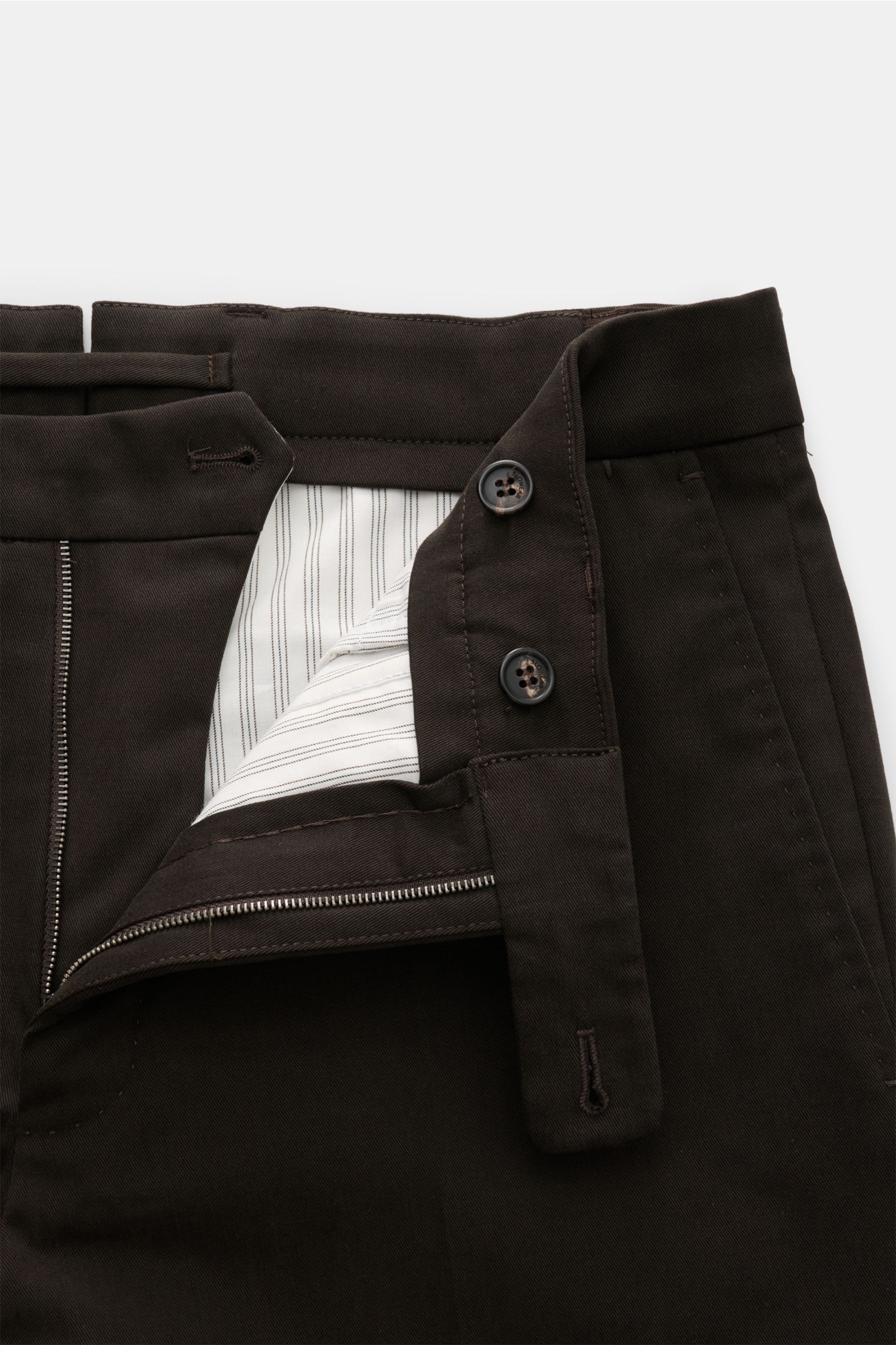 Incotex Chino 'High Comfort' schwarz in Nahaufnahme von oben, mit offenem Reißverschluss, teilelastischem Bund und feiner Baumwoll-Twill-Struktur.