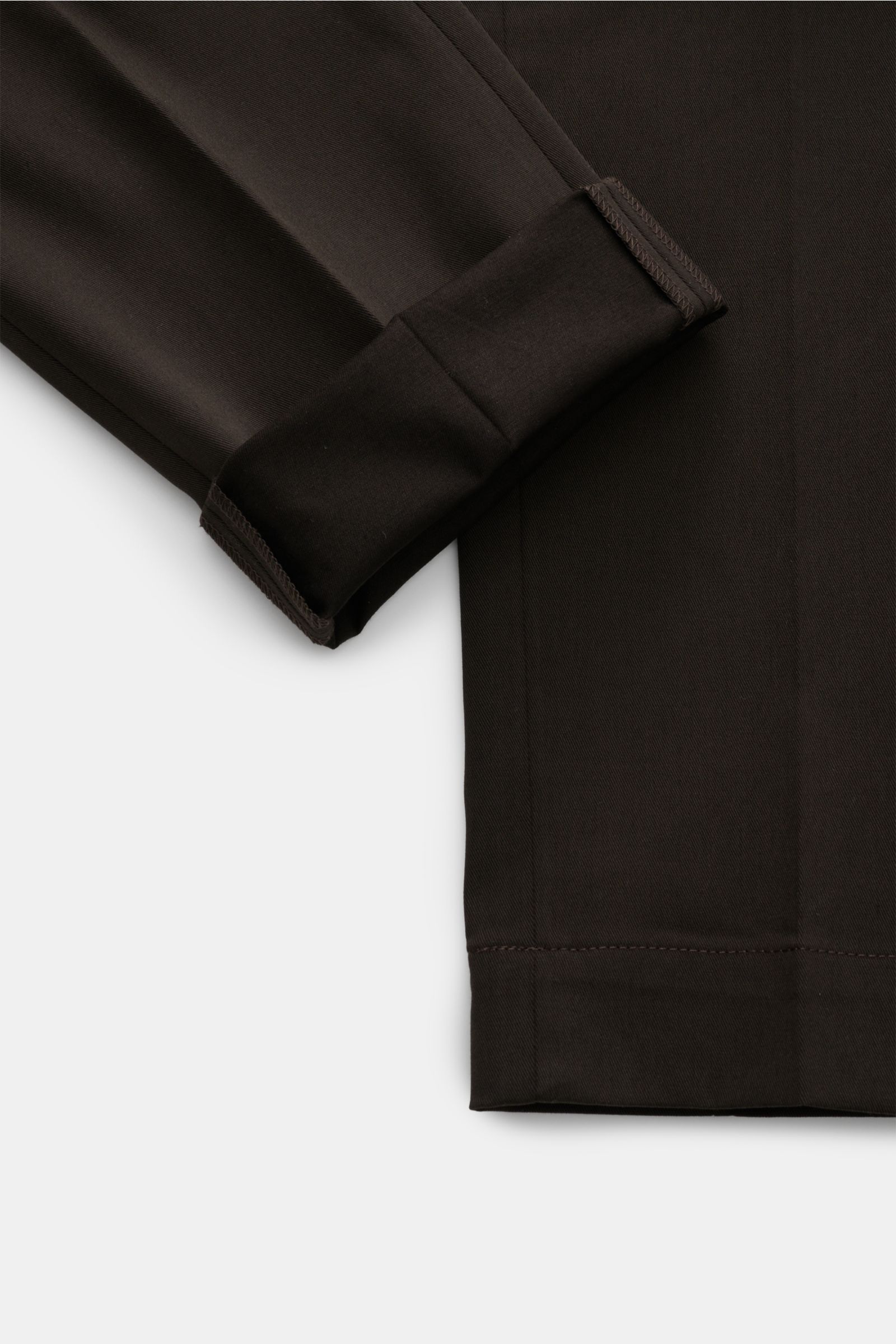 Incotex Chino 'High Comfort' schwarz, Detailaufnahme von Bein und Bund, Slim Fit, Baumwoll-Twill, weicher Griff, teilelastischer Bund, sehr schmal zulaufend.