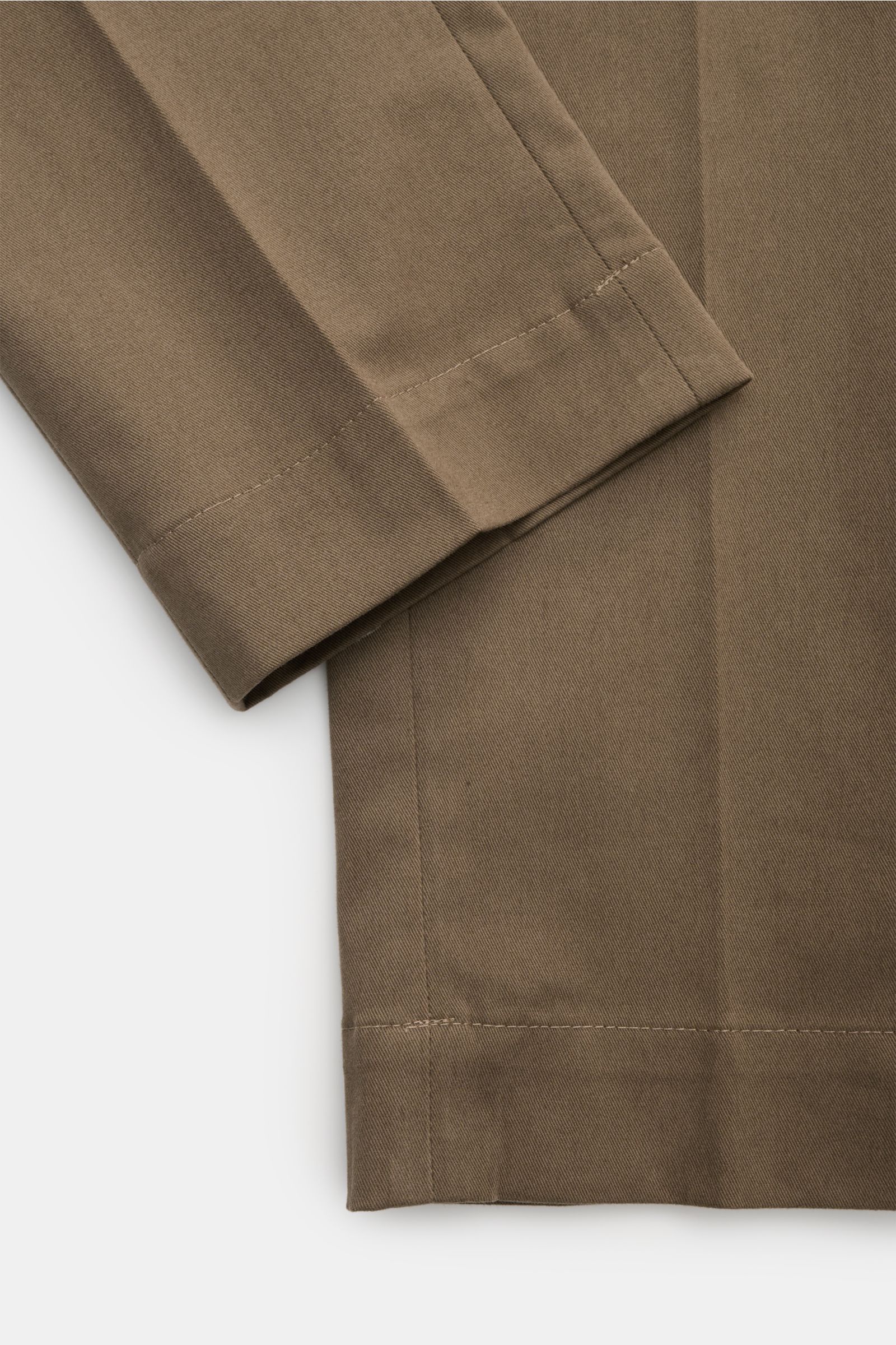 Close-up, top-down view of the hem and cuff of Incotex Chinos 'High Comfort' brown, showcasing cotton twill fabric and neat stitching.

Description: The chinos 'High Comfort' by INCOTEX combine elegance with invisible comfort. They feature a partially ela