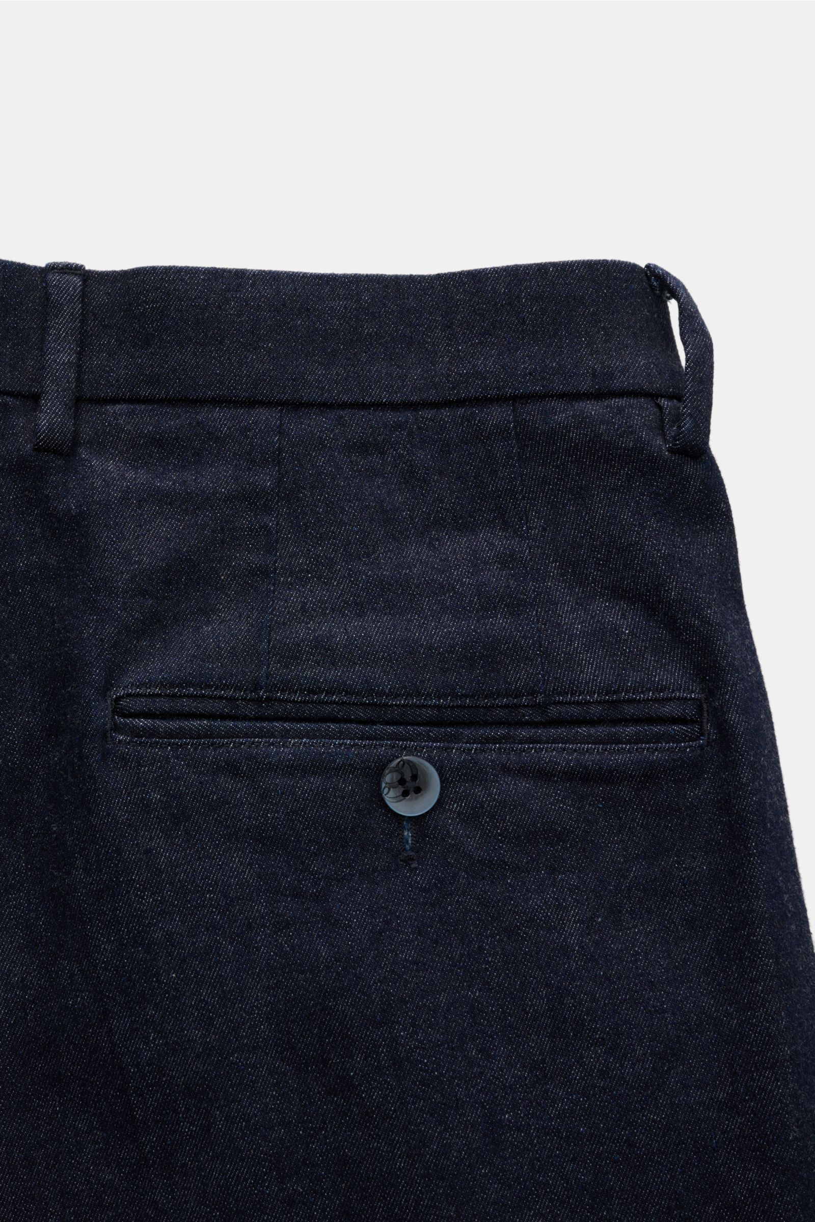 Rückansicht der GTA Jeans 'Luca' navy aus Denim-Baumwolle mit leichtem Stretch, französischer Tasche, Knopf, Logo, Tapered Fit, Waist Comfort Band.