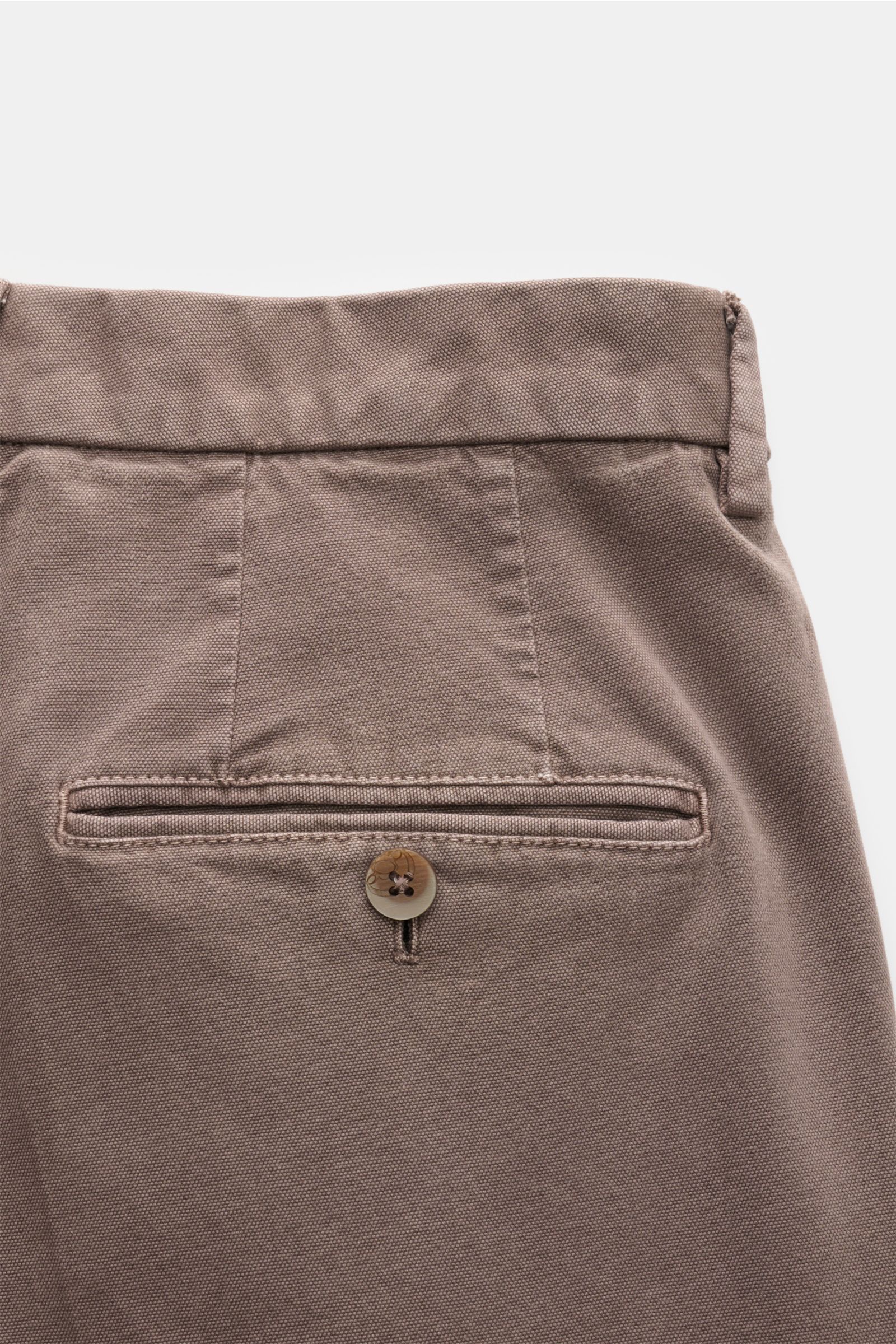 Close-up rear view of GTA Hose 'Luca' taupe, showing high-quality cotton-modal fabric, buttoned back pocket, tapered fit, and fixed hem cuff.