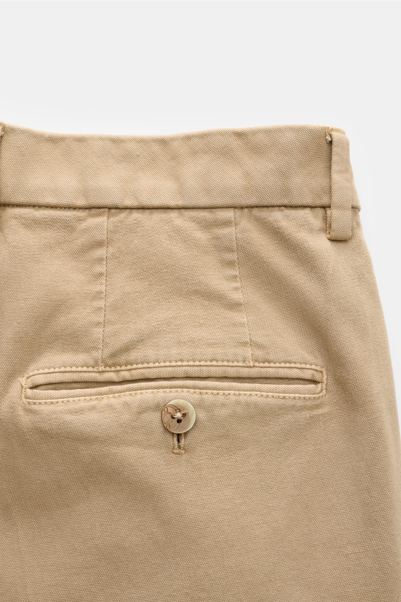 GTA Hose 'Luca' beige im Close-up von hinten, Baumwoll-Modal-Mix, Bund mit Gürtelschlaufe, Knopf-Gesäßtasche, feine Details, eleganter Tapered Fit.