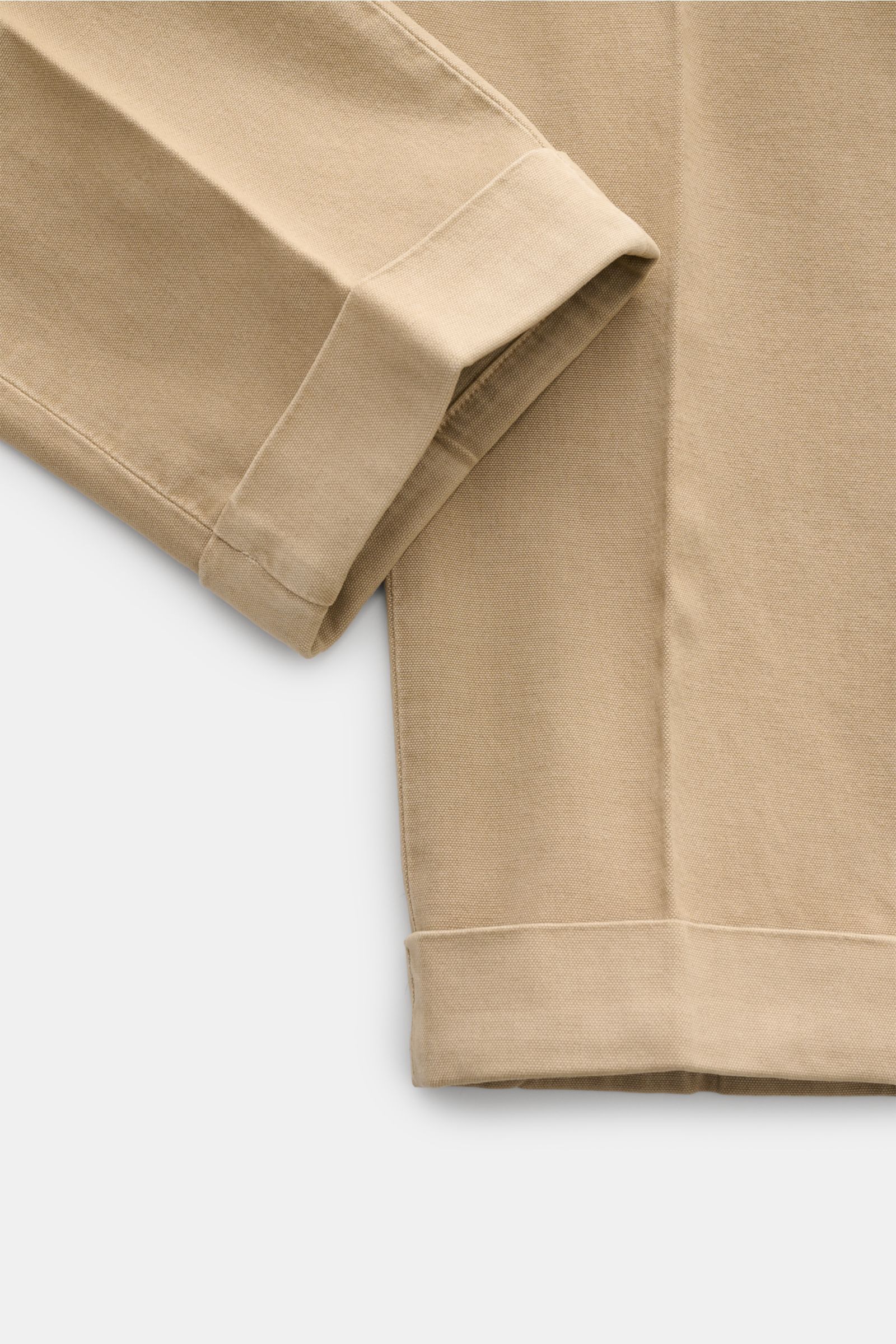 GTA Hose 'Luca' beige aus Baumwoll-Modal-Mix mit Tapered Fit, doppelter Bundfalte und fixiertem Saumaufschlag, Detailaufnahme von Bund und Bein.