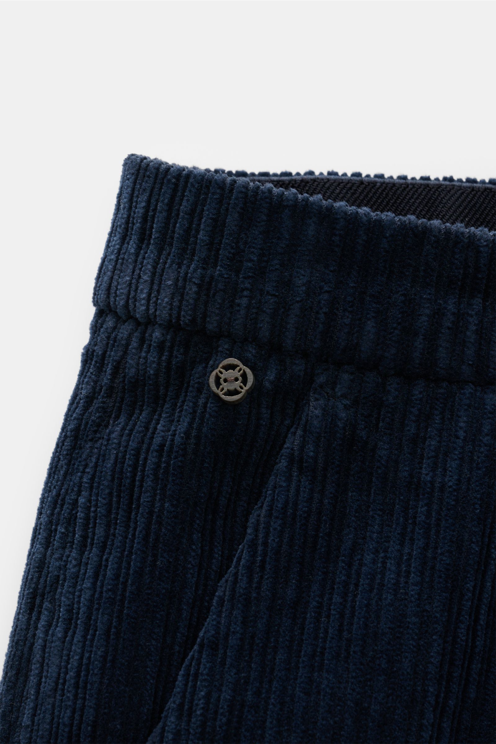 Nahaufnahme der Taille der GTA Cordhose 'Silvio' navy aus Baumwoll-Cord, Regular Fit, elastischem Bund, Bundknopf, Reißverschluss, französischen Taschen.