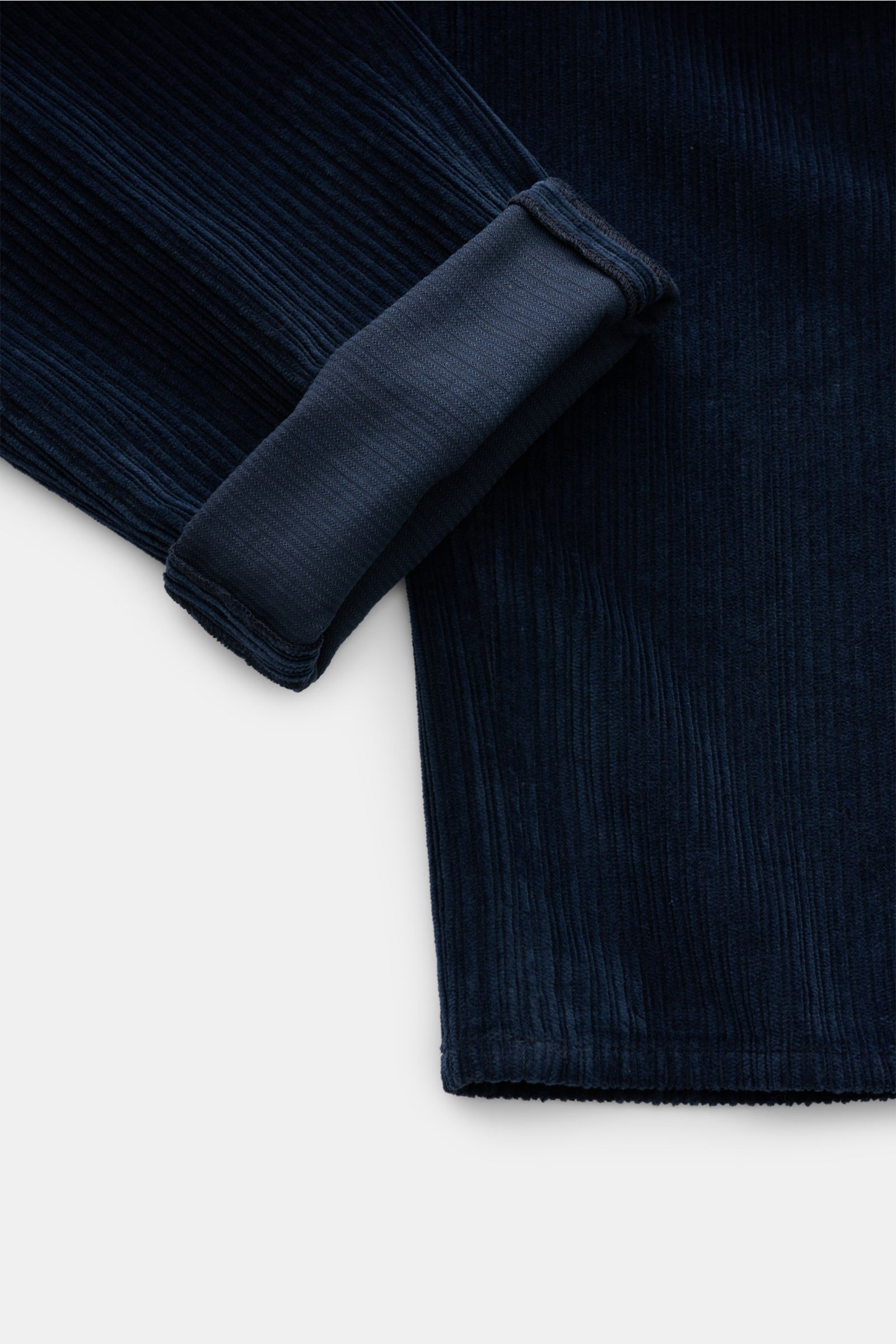 GTA Cordhose 'Silvio' navy aus weichem, leicht elastischem Baumwoll-Cord, Detailaufnahme des Ärmelumschlags von schräger Seite.
