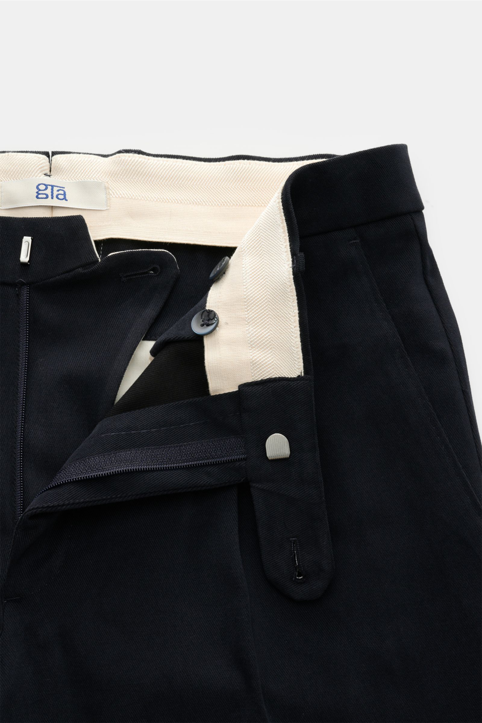 GTA Chino 'Federico' dark navy, Nahaufnahme von offenem Bund mit Reißverschluss, Bundknopf, elastischem Einsatz, französischen Taschen, Twill aus Baumwolle.