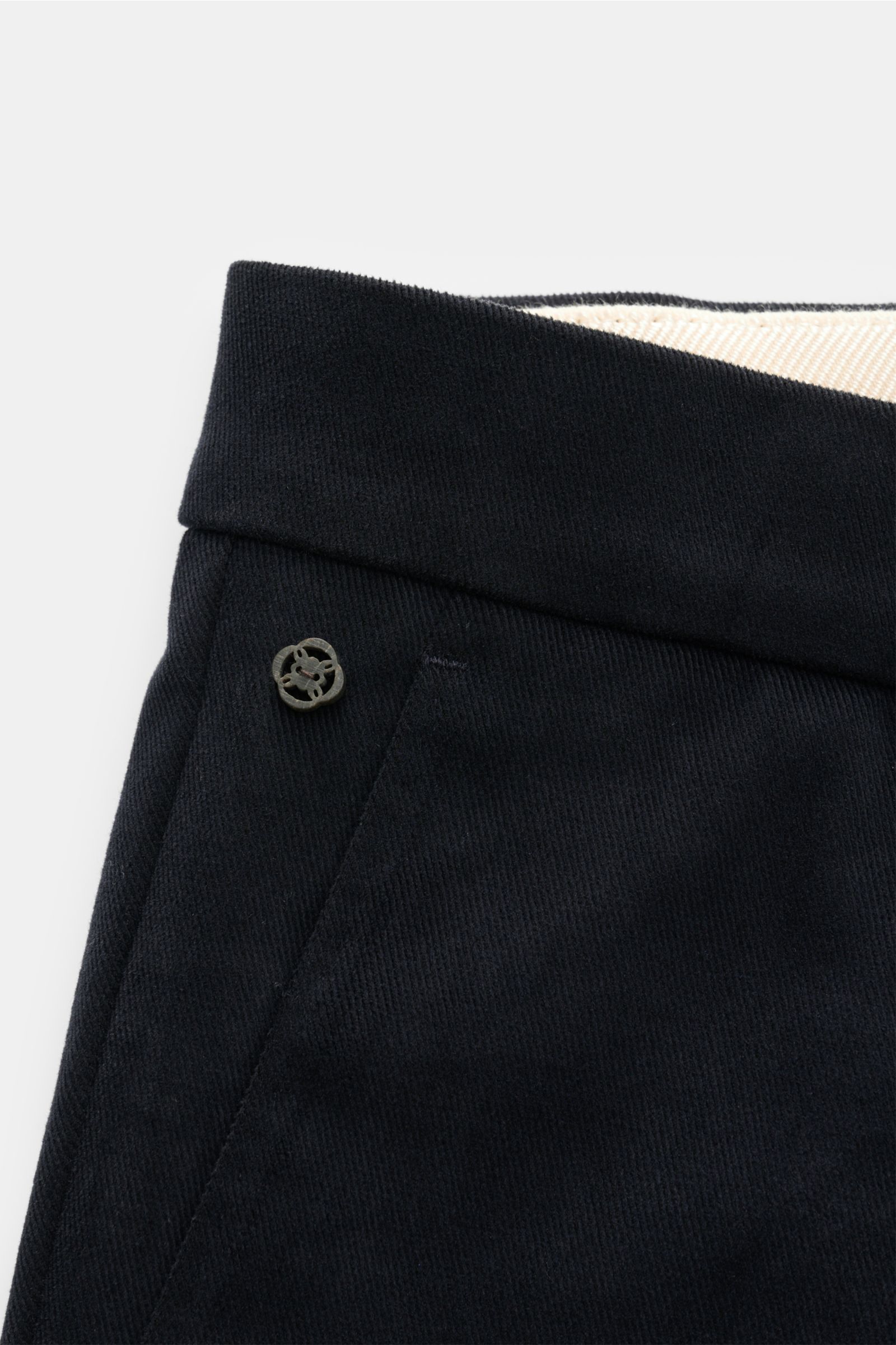 GTA Chino 'Federico' dark navy im Close-up von oben, Twill aus Baumwolle, leicht elastisch, weicher Griff, Regular Fit, schmal zulaufend, Bundknopf, französische Taschen.