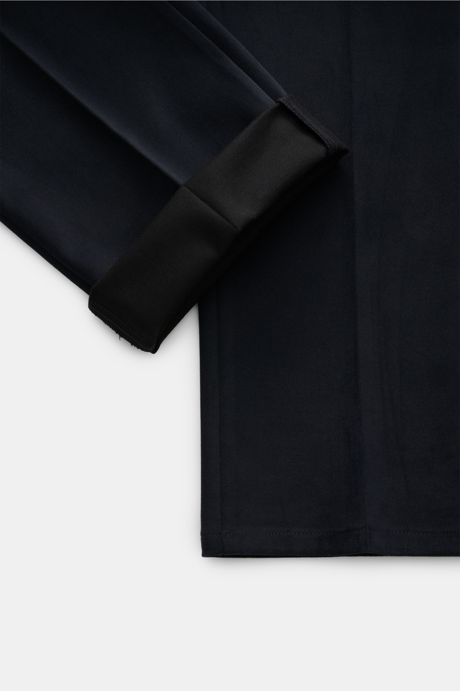 GTA Chino 'Federico' dark navy im Detail, seitliche Nahaufnahme; Twill aus Baumwolle, leicht elastisch, weicher Griff, Regular Fit, schmal zulaufend, Bundknopf, Reißverschluss, Bundfalte, elastischer Einsatz, französische Taschen, paspelierte Gesäßtaschen